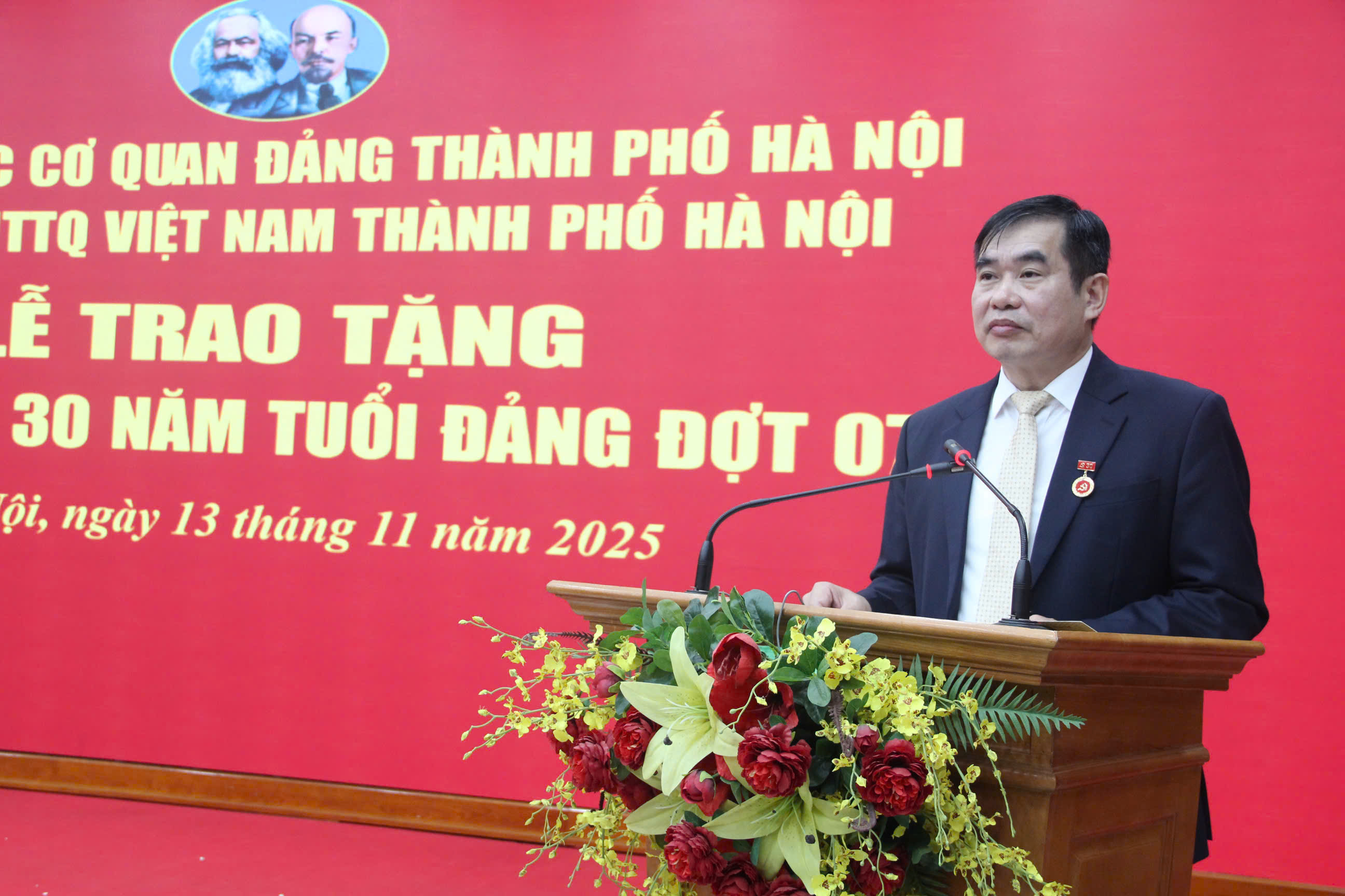 Đảng bộ MTTQ Việt Nam thành phố Hà Nội trao tặng Huy hiệu 65 năm và 30 năm tuổi Đảng - ảnh 5
