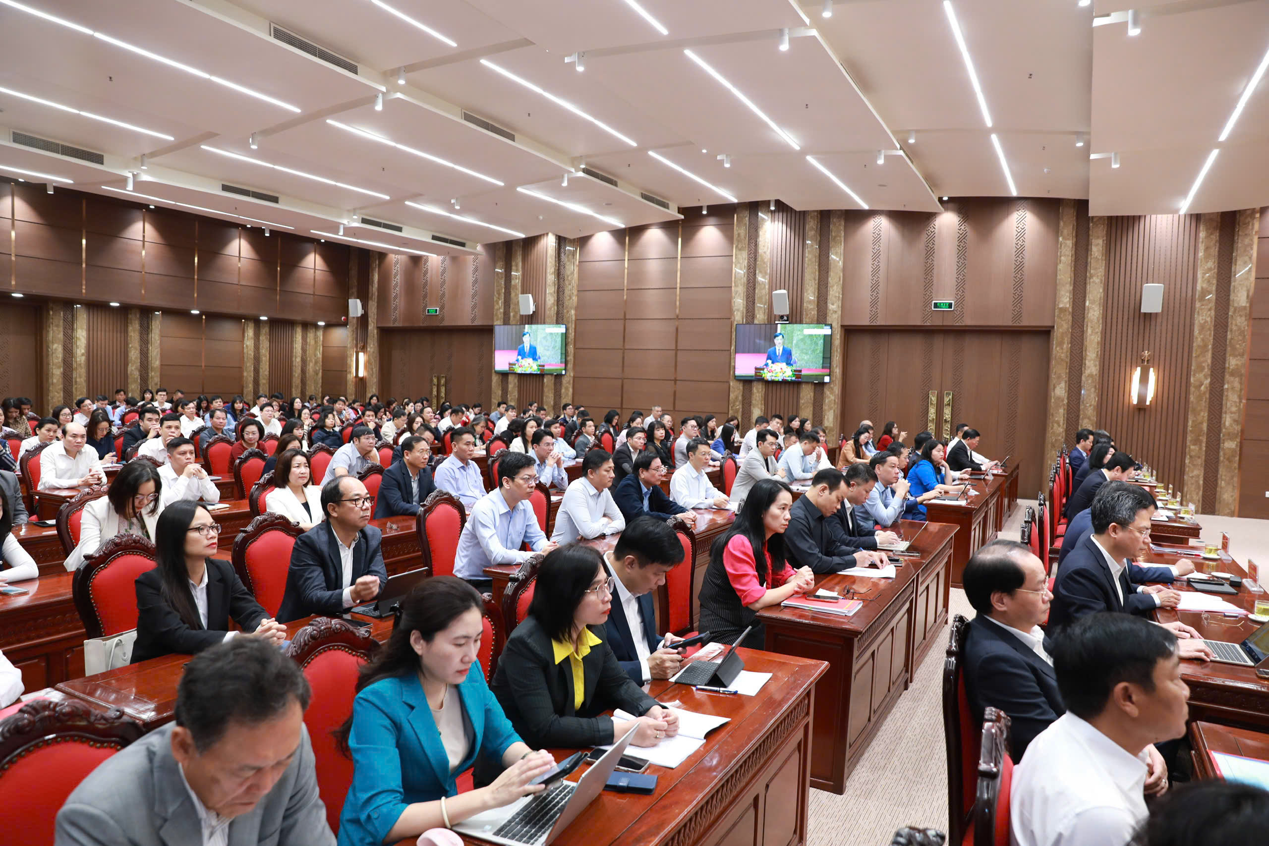 Hà Nội quyết tâm triển khai ngay Nghị quyết Đại hội XVIII từ những ngày đầu, tháng đầu của nhiệm kỳ mới - ảnh 1