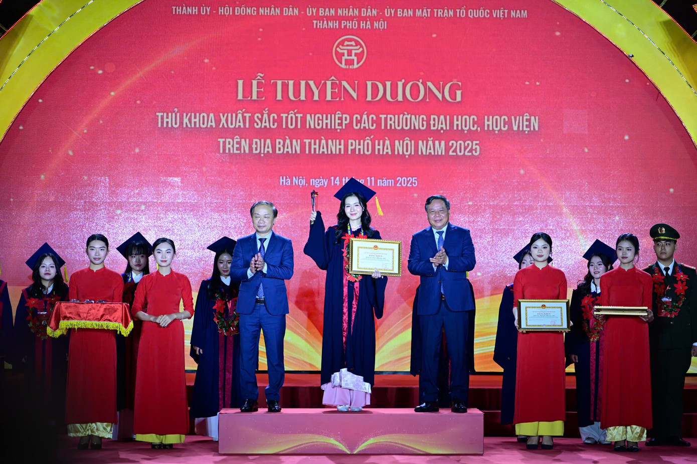  Hà Nội tuyên dương 95 thủ khoa xuất sắc năm 2025 - ảnh 2