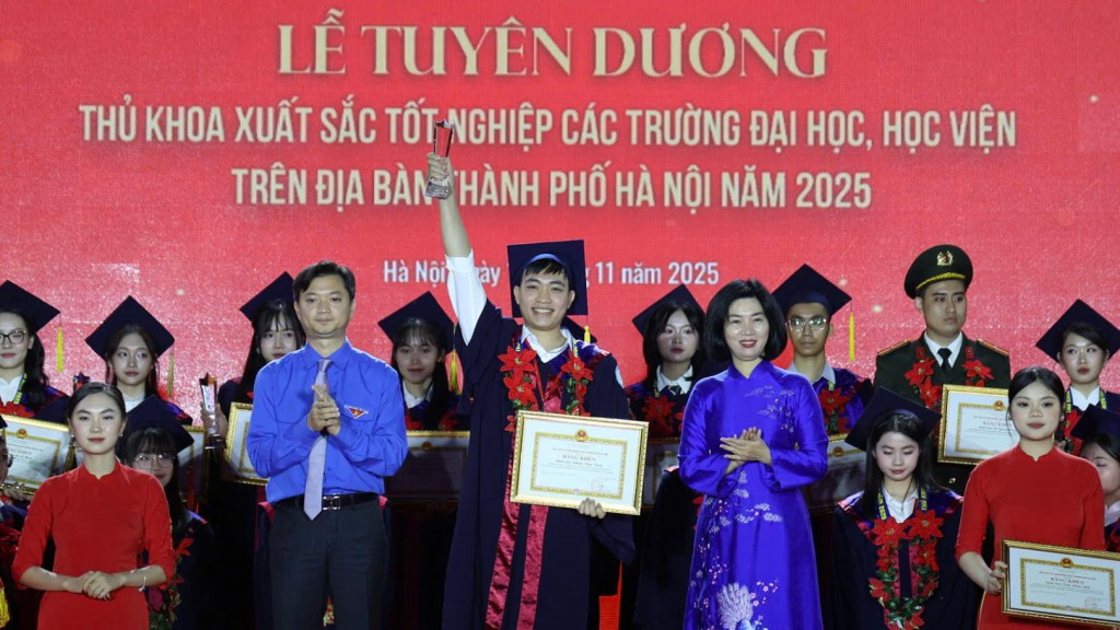  Hà Nội tuyên dương 95 thủ khoa xuất sắc năm 2025 - ảnh 3