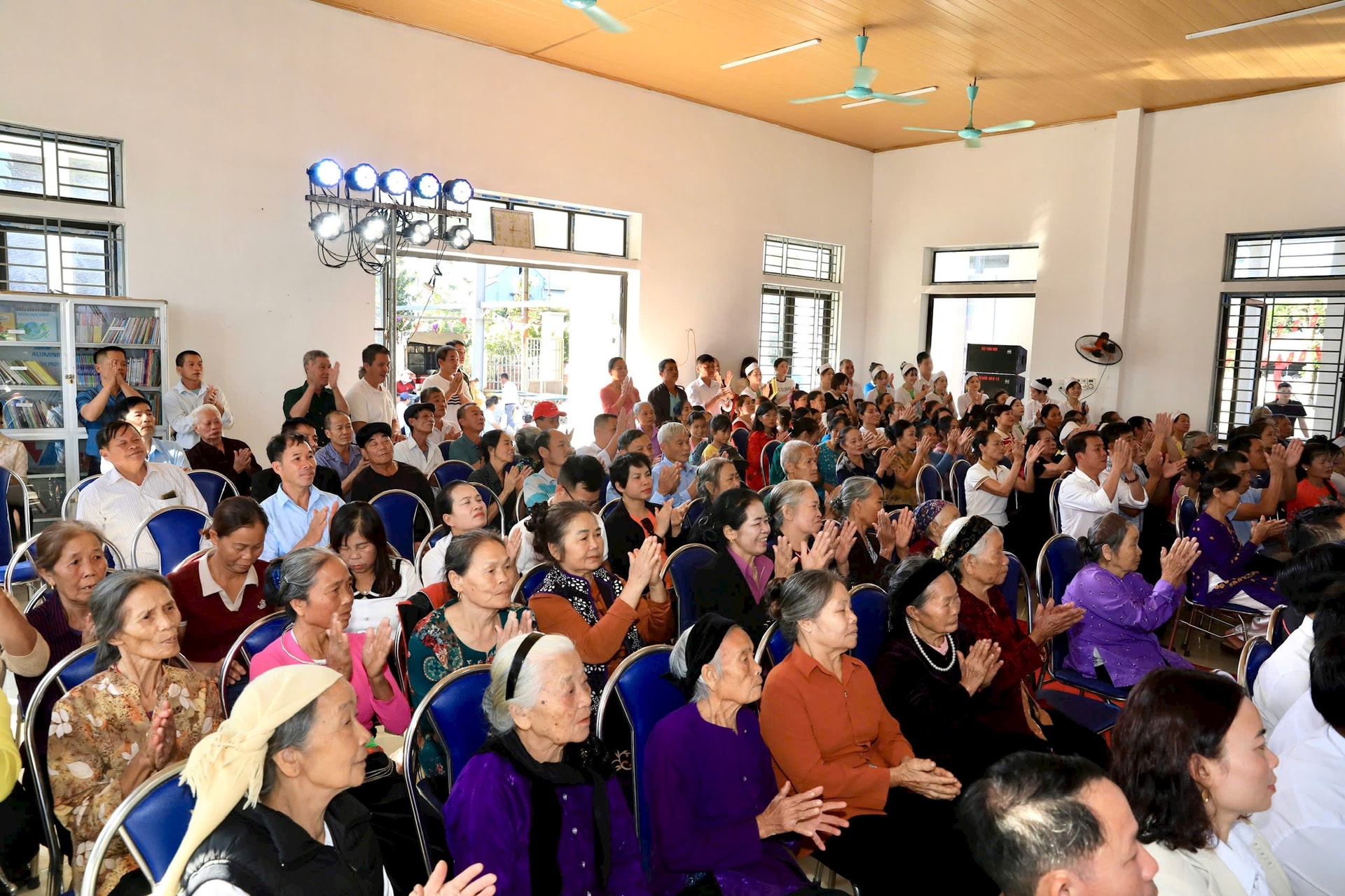 Bí thư Thành ủy Nguyễn Duy Ngọc chung vui Ngày hội Đại đoàn kết toàn dân tộc tại xã Ba Vì - ảnh 3