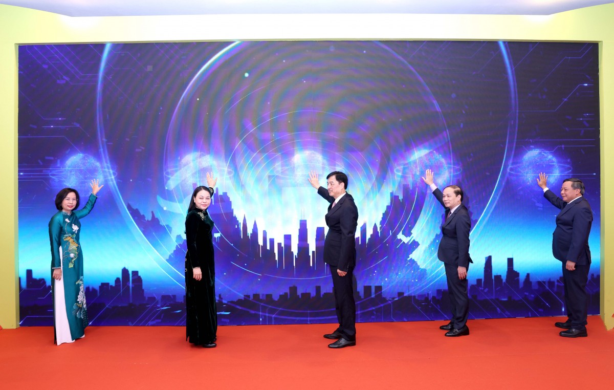 Đại hội đại biểu MTTQ Việt Nam thành phố Hà Nội lần thứ XVIII ra mắt phần mềm “Mặt trận số” trên app iHanoi - ảnh 1