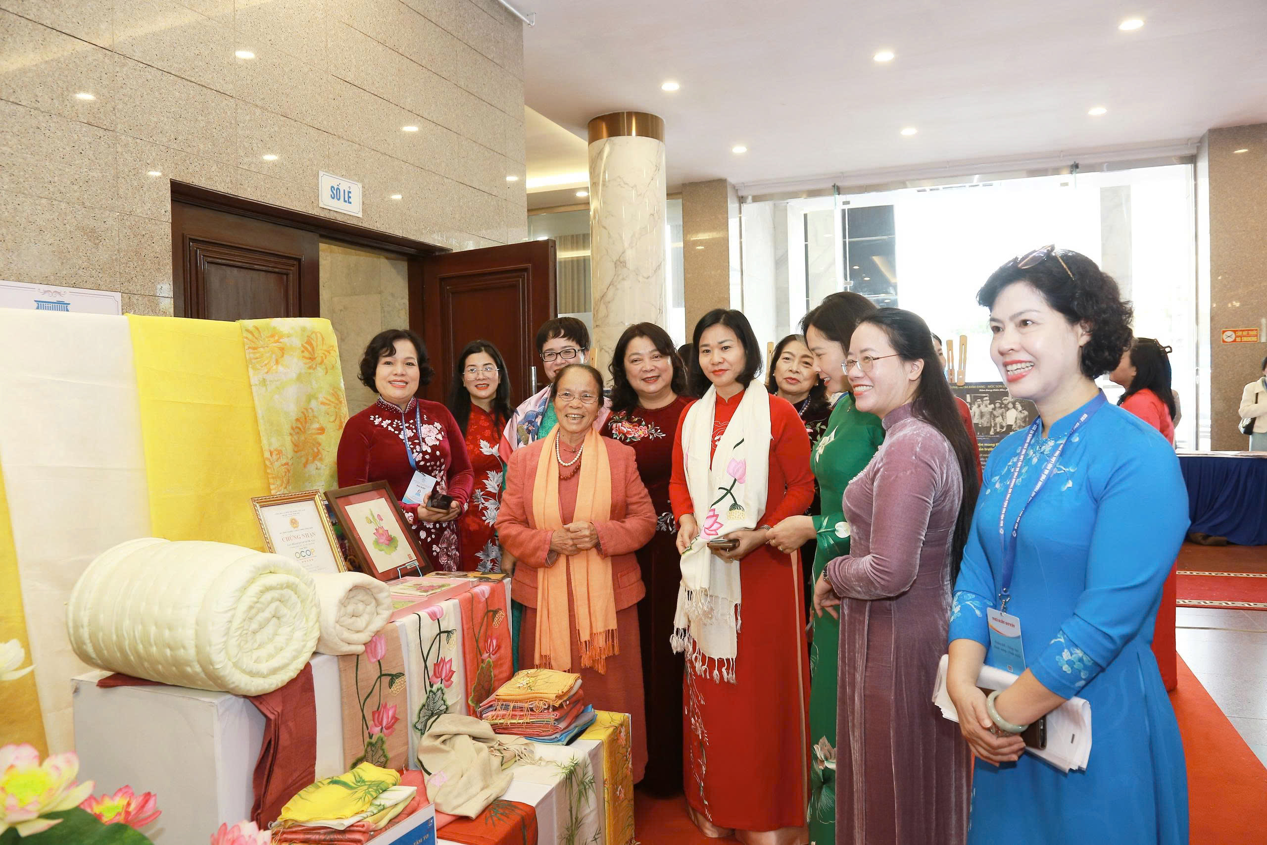 Niềm tự hào và minh chứng sinh động cho sự đóng góp to lớn của phụ nữ làng nghề Thủ đô - ảnh 2