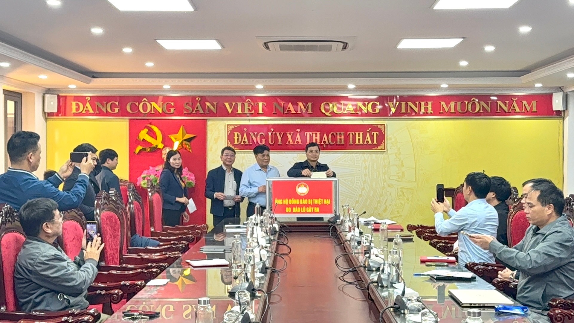  Hà Nội tích cực ủng hộ đồng bào miền Trung, Tây Nguyên khắc phục hậu quả mưa lũ - ảnh 11