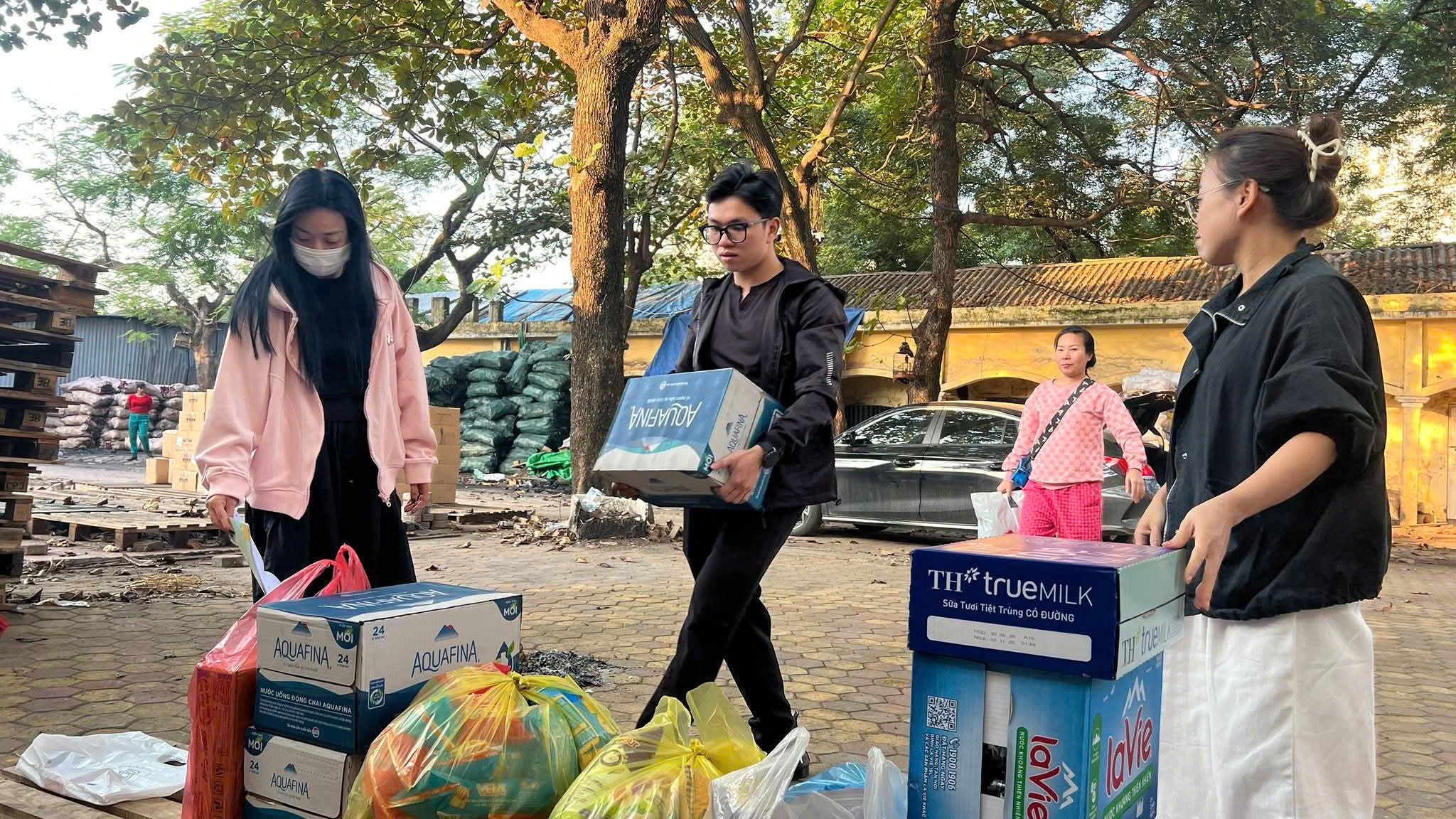 Cán bộ và nhân dân Hà Nội hướng về đồng bào miền Trung, Tây Nguyên - ảnh 1