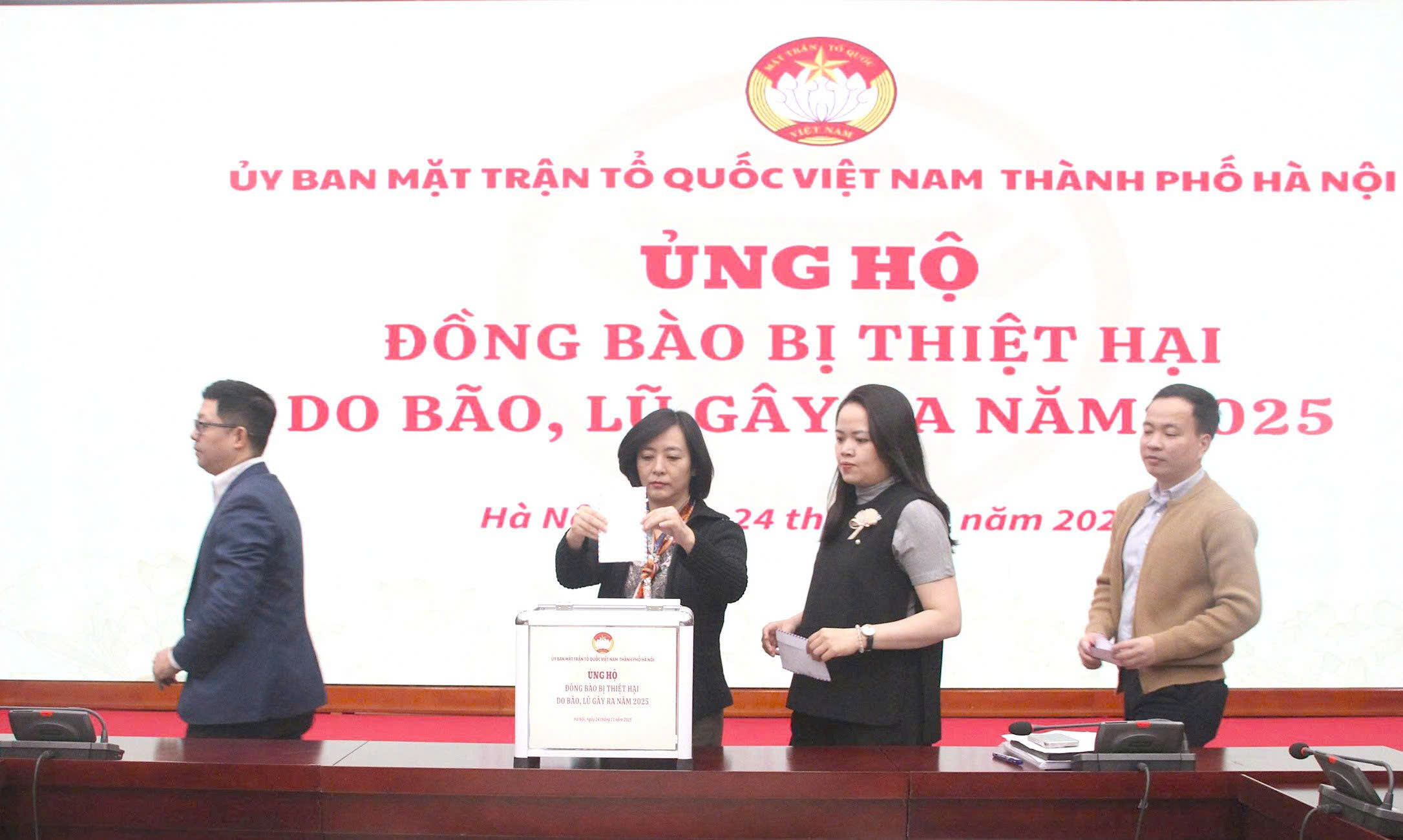 Cán bộ, công chức, viên chức và người lao động Cơ quan Ủy ban MTTQ Việt Nam TP Hà Nội ủng hộ đồng bào bị thiệt hại do mưa lũ - ảnh 2