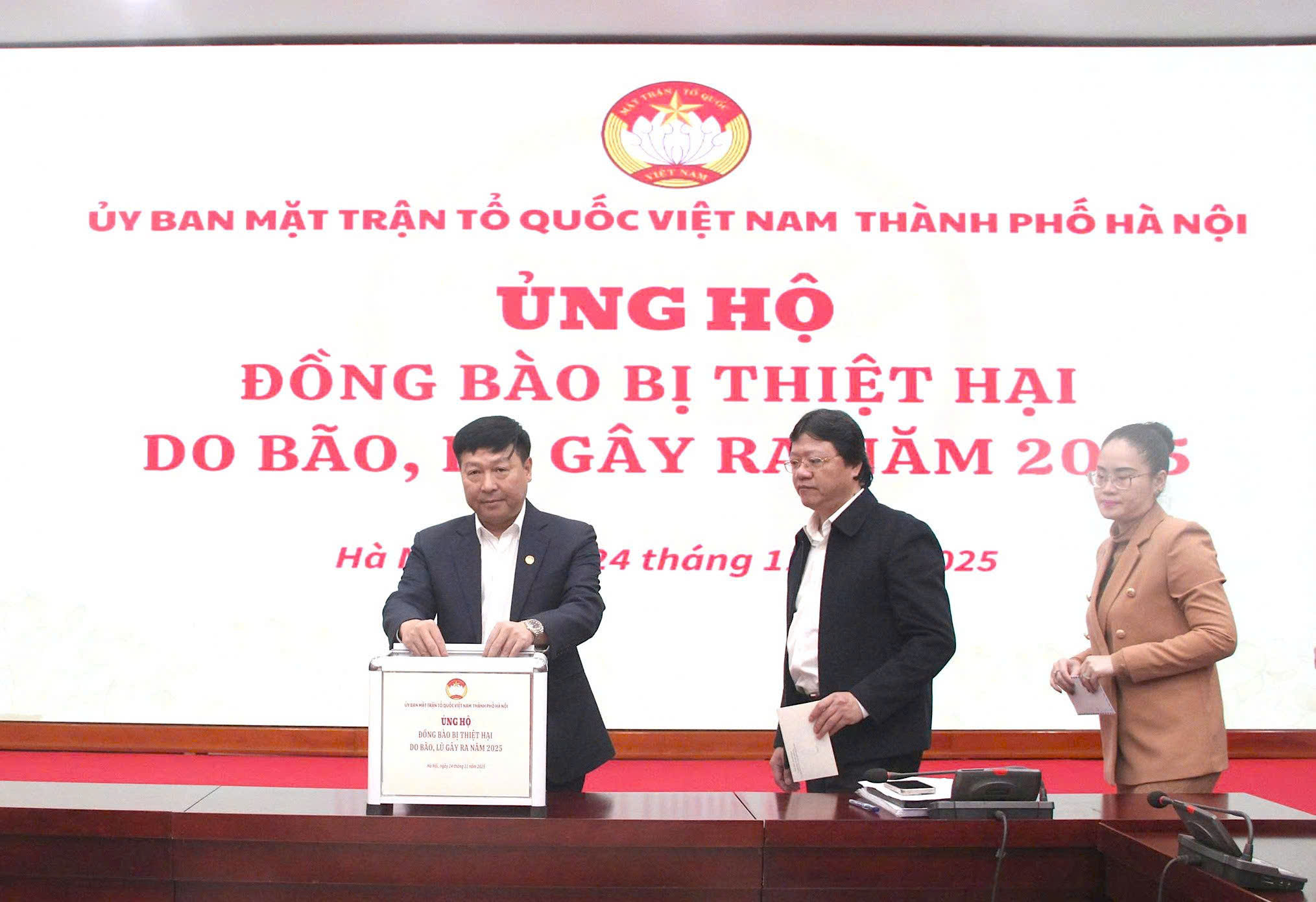 Cán bộ, công chức, viên chức và người lao động Cơ quan Ủy ban MTTQ Việt Nam TP Hà Nội ủng hộ đồng bào bị thiệt hại do mưa lũ - ảnh 1