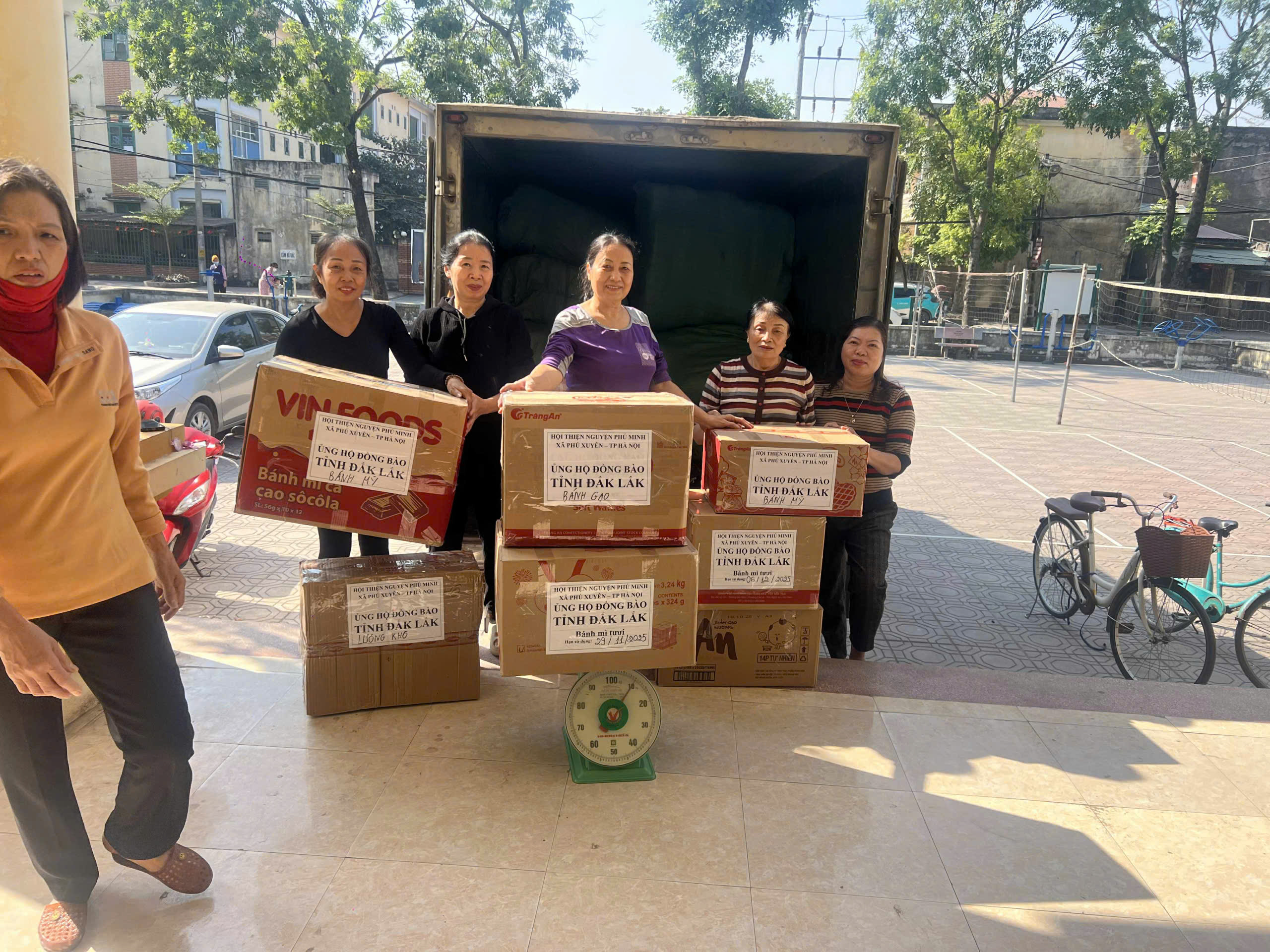 Cán bộ và nhân dân Hà Nội hướng về đồng bào miền Trung, Tây Nguyên - ảnh 4