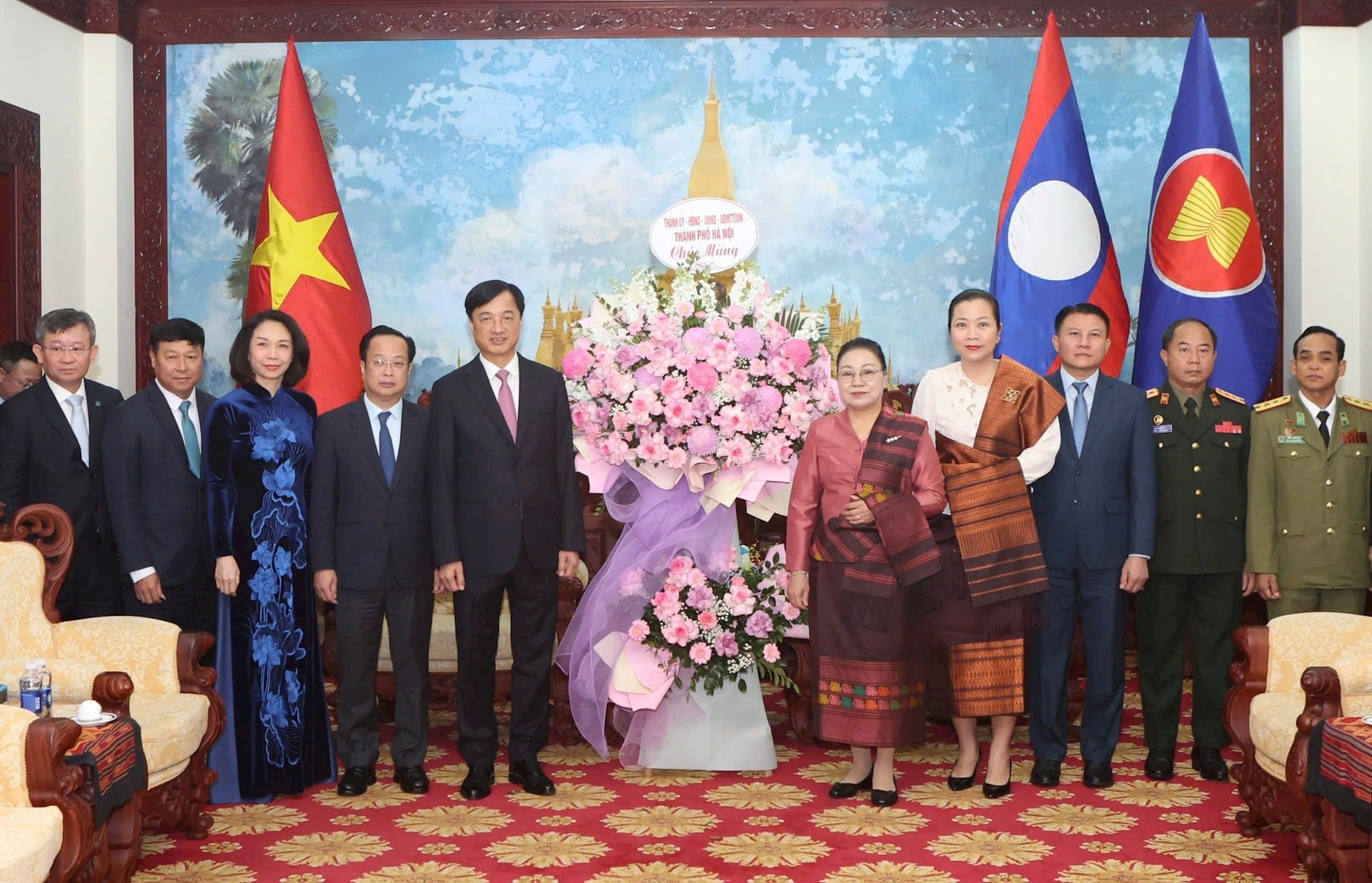 Đoàn Đại biểu thành phố Hà Nội chúc mừng nhân dịp kỷ niệm 50 năm Quốc khánh nước Cộng hòa Dân chủ nhân dân Lào - ảnh 1