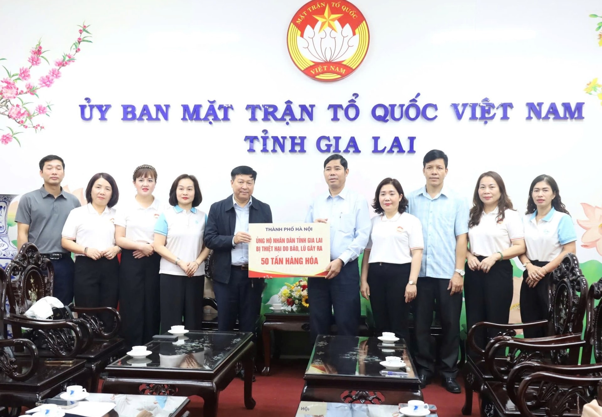 Mang yêu thương của người Hà Nội gửi tới nhân dân tỉnh Gia Lai bị ảnh hưởng bởi mưa lũ - ảnh 1