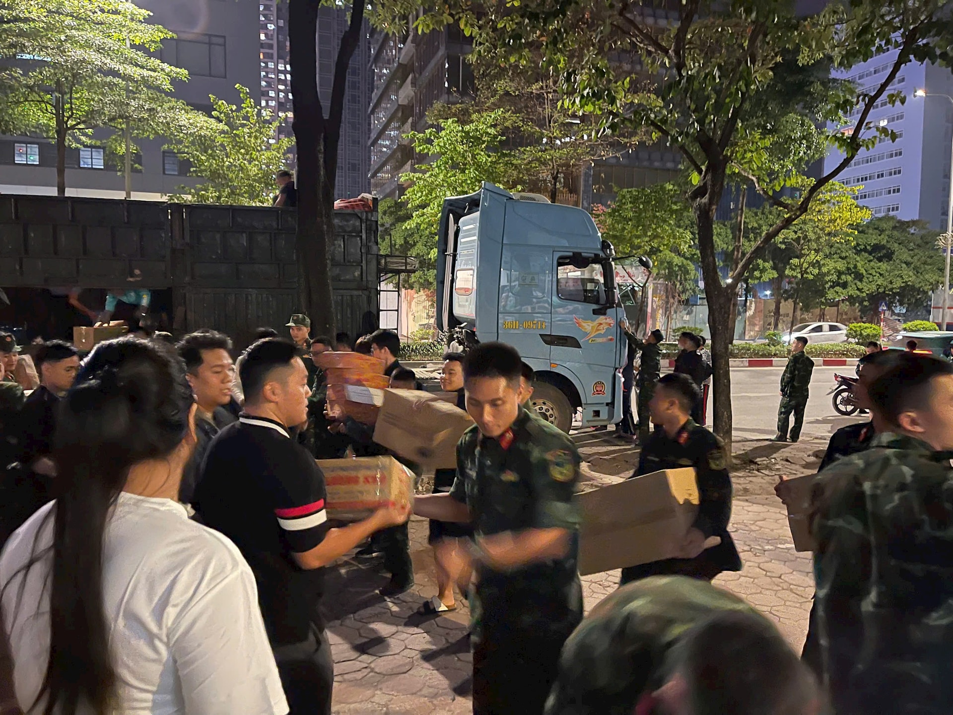 Mang yêu thương của người Hà Nội gửi tới nhân dân tỉnh Gia Lai bị ảnh hưởng bởi mưa lũ - ảnh 6