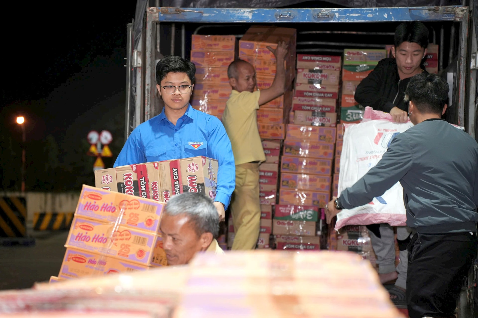 Mang yêu thương của người Hà Nội gửi tới nhân dân tỉnh Gia Lai bị ảnh hưởng bởi mưa lũ - ảnh 5