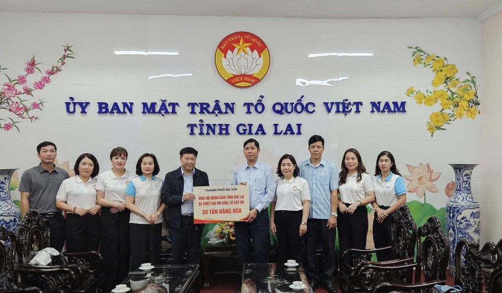 Ủy ban MTTQ Việt Nam TP Hà Nội thăm, chia sẻ khó khăn, gửi tặng 50 tấn nhu yếu phẩm tới Nhân dân tỉnh Gia Lai  ​ - ảnh 2