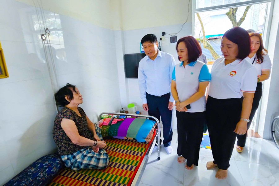 Ủy ban MTTQ Việt Nam TP Hà Nội thăm, chia sẻ khó khăn, gửi tặng 50 tấn nhu yếu phẩm tới Nhân dân tỉnh Gia Lai  ​ - ảnh 9