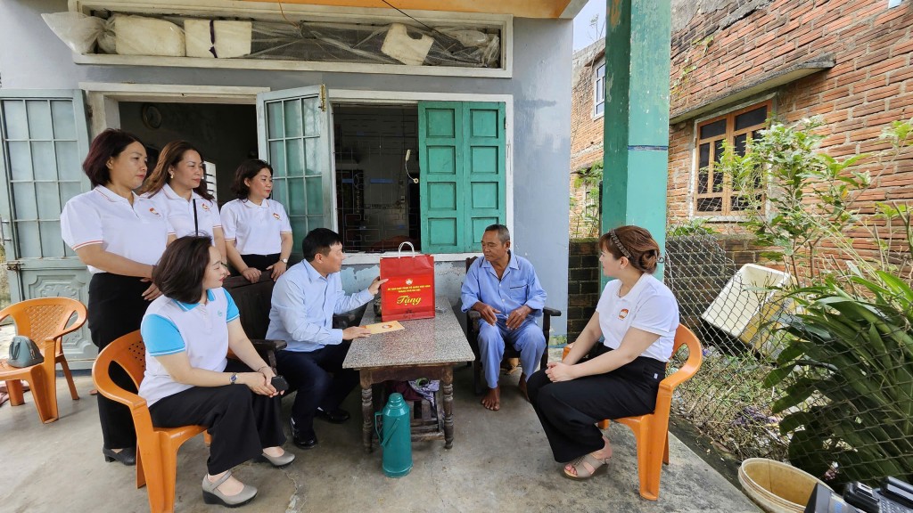 Ủy ban MTTQ Việt Nam TP Hà Nội thăm, chia sẻ khó khăn, gửi tặng 50 tấn nhu yếu phẩm tới Nhân dân tỉnh Gia Lai  ​ - ảnh 6