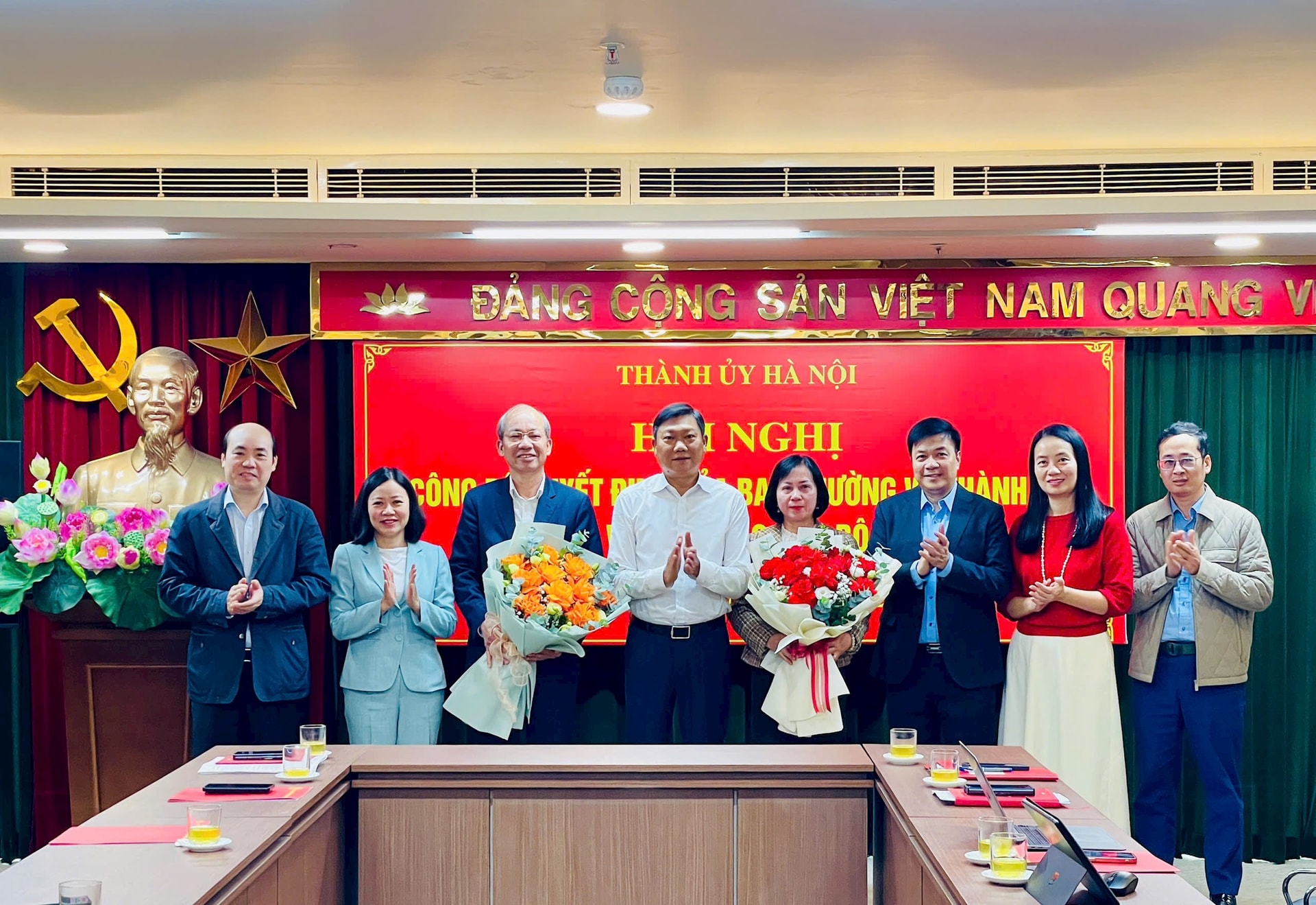 Ủy ban Kiểm tra Thành ủy Hà Nội trao quyết định nghỉ hưu trước tuổi cho hai cán bộ - ảnh 1