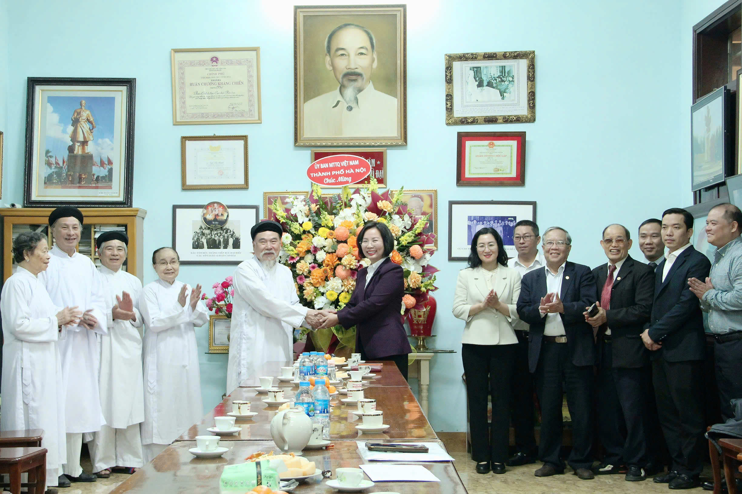 Lãnh đạo Ủy ban MTTQ Việt Nam TP Hà Nội thăm, chúc mừng Họ đạo Cao Đài Thủ đô Hà Nội - ảnh 2