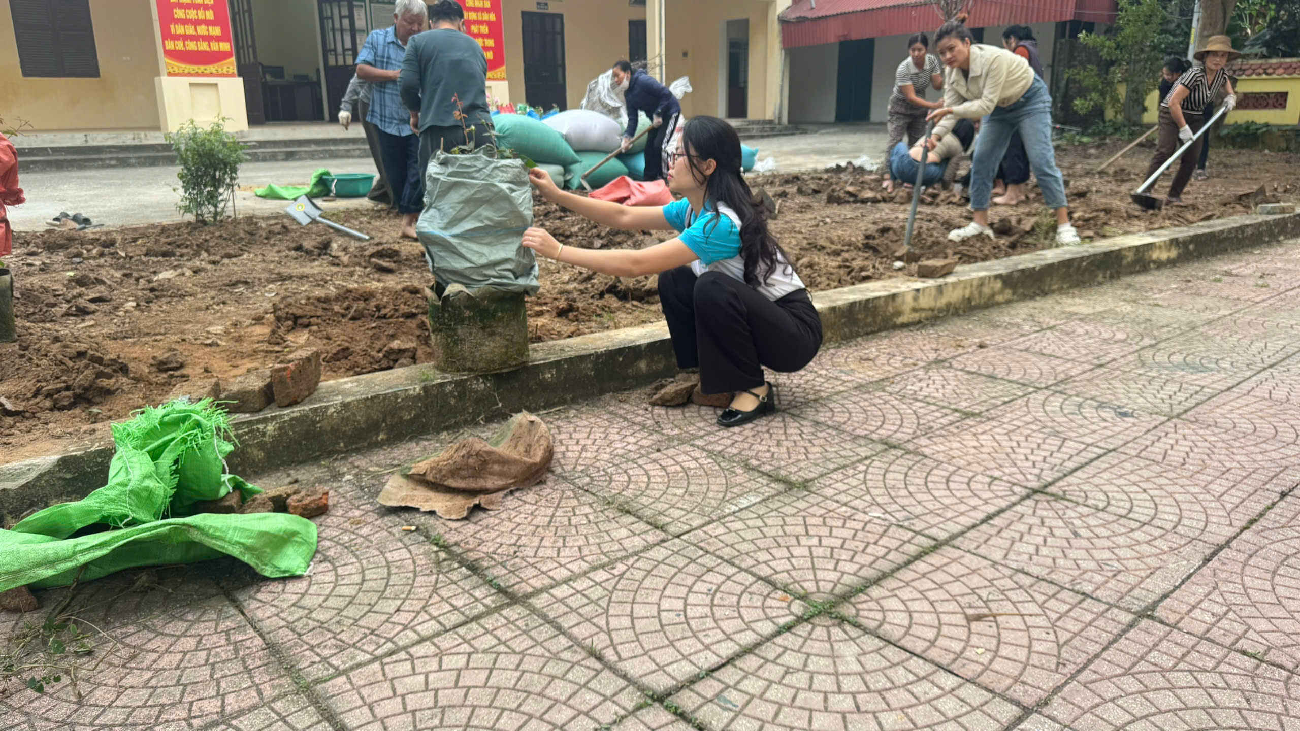 Hội LHPN xã Dân Hòa ra quân trồng “Vườn hoa Mặt trận Tổ quốc” - ảnh 5