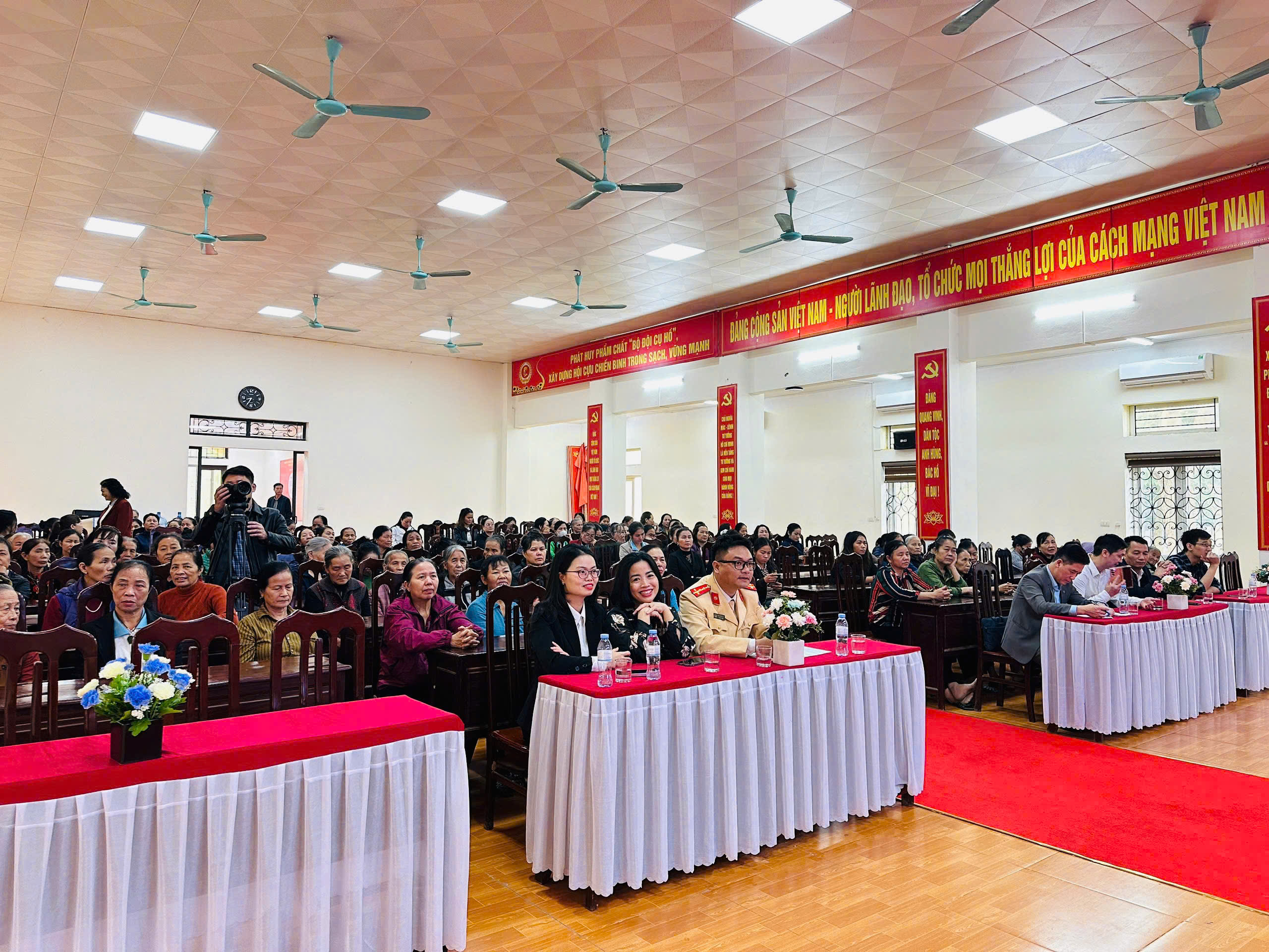 Hội LHPN xã Dân Hòa tuyên truyền về An toàn giao thông cho cán bộ, hội viên phụ nữ - ảnh 3