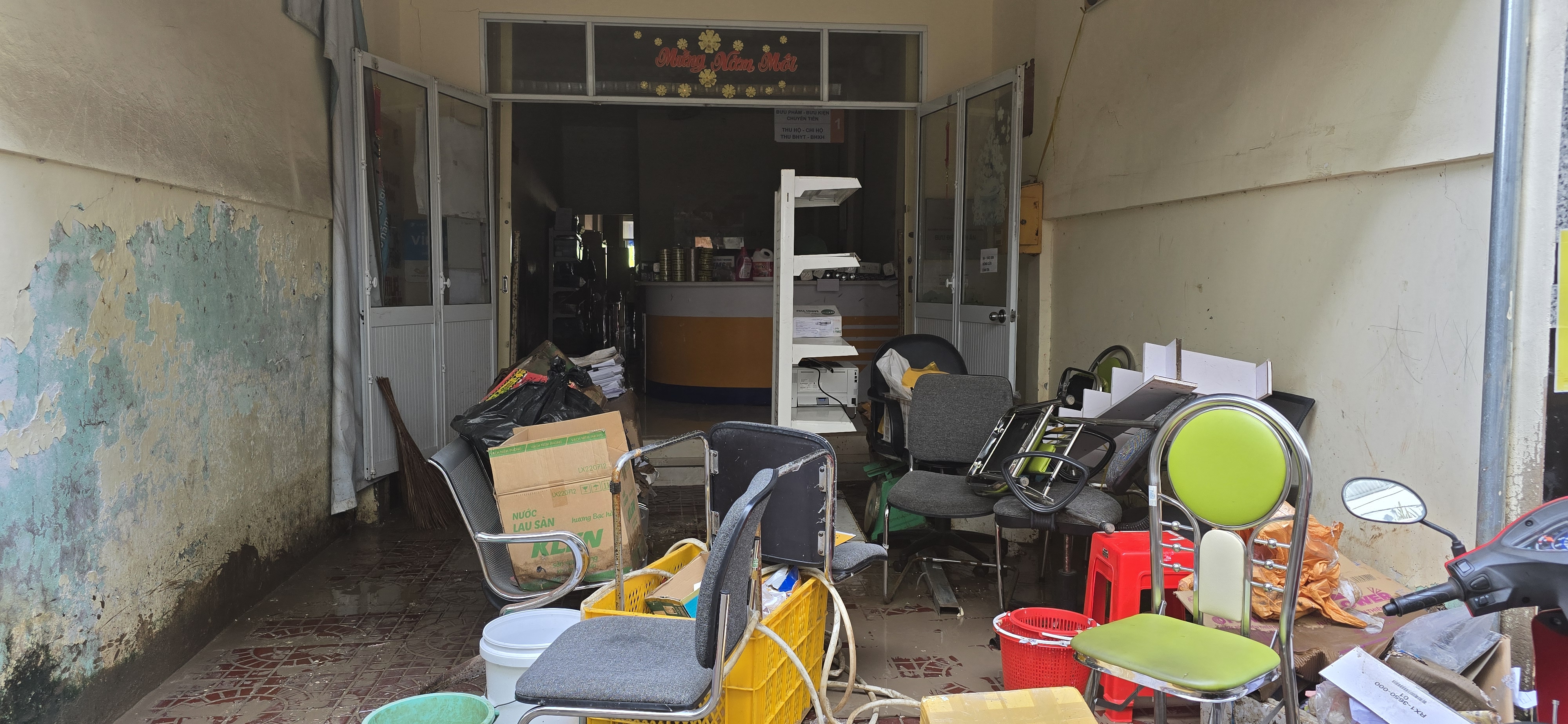 Khẩn trương khắc phục triều cường: Biên phòng Rạch Gốc hỗ trợ người dân ổn định cuộc sống - ảnh 2