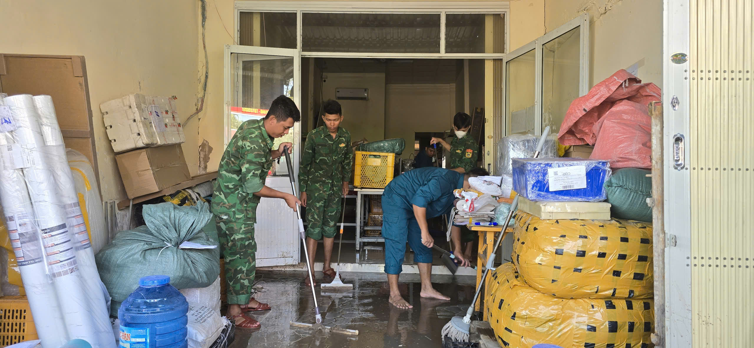 Khẩn trương khắc phục triều cường: Biên phòng Rạch Gốc hỗ trợ người dân ổn định cuộc sống - ảnh 3