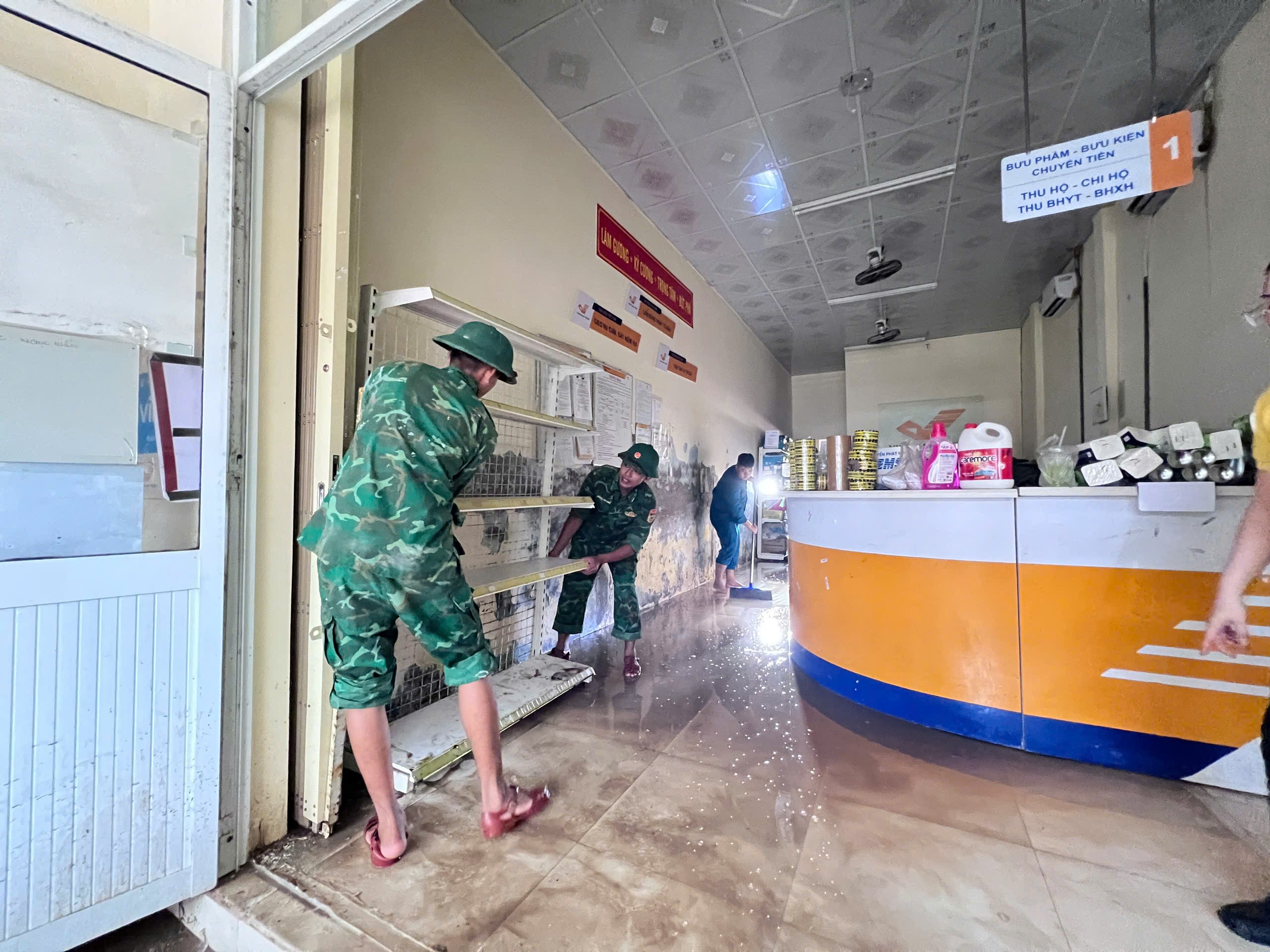 Khẩn trương khắc phục triều cường: Biên phòng Rạch Gốc hỗ trợ người dân ổn định cuộc sống - ảnh 1