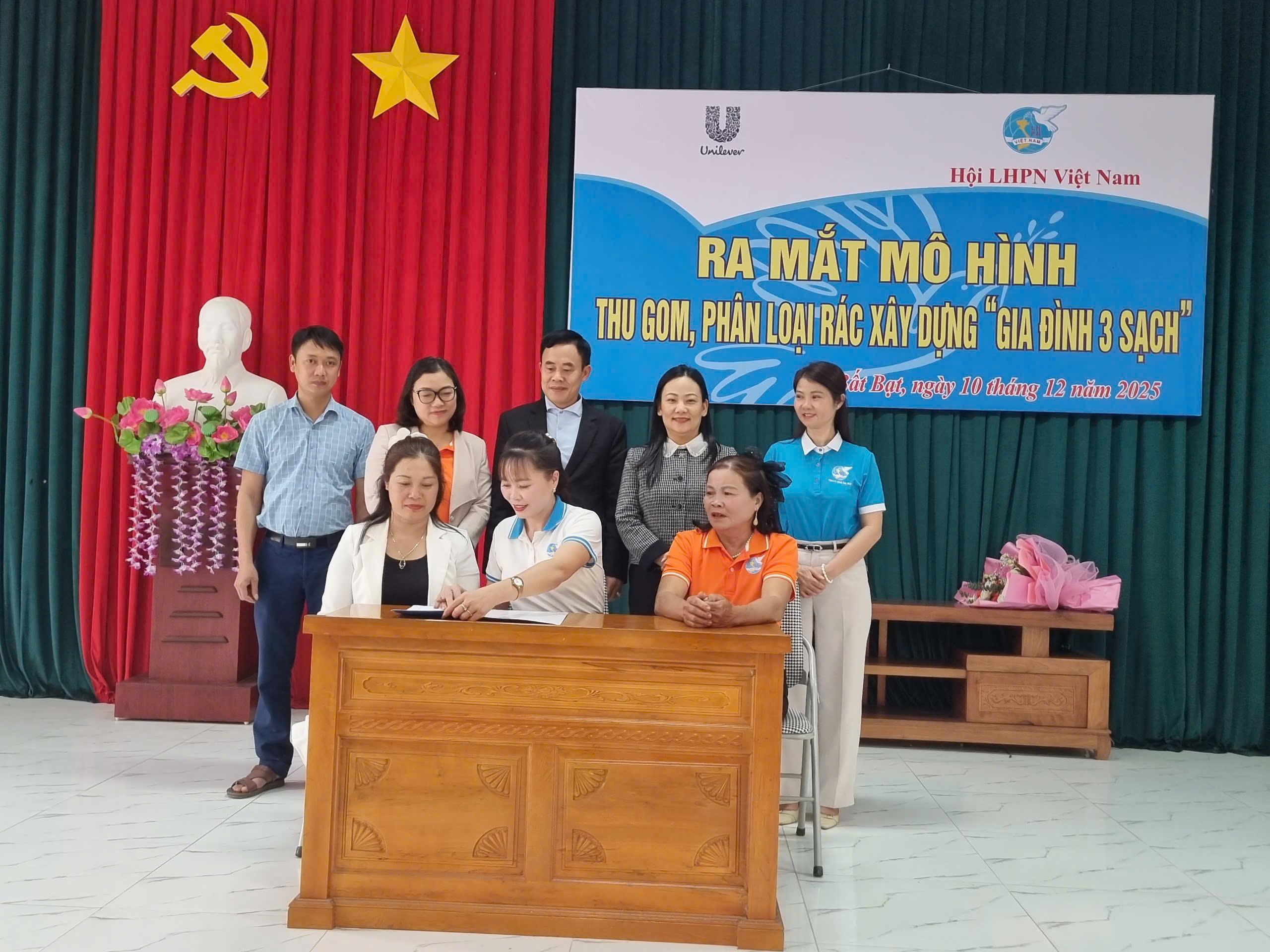 Hội LHPN xã Bất Bạt ra mắt mô hình “Thu gom, phân loại rác xây dựng gia đình 3 sạch” - ảnh 1