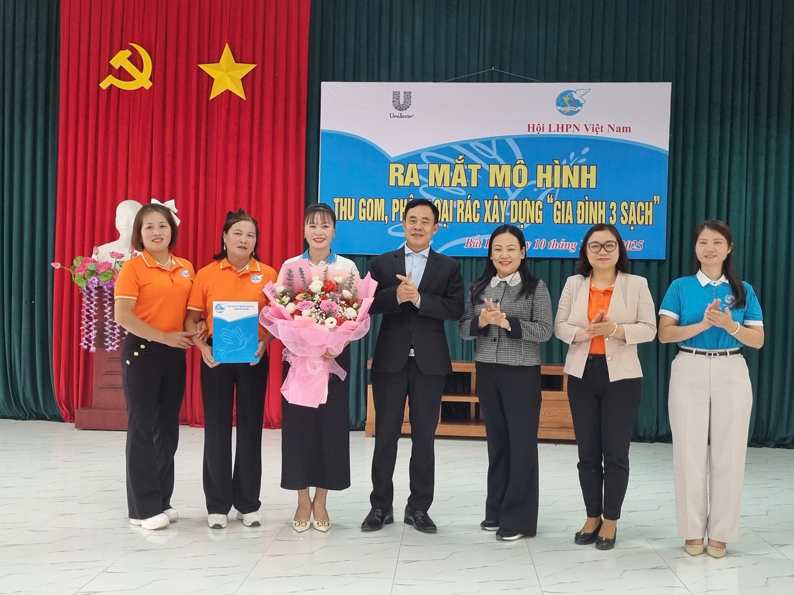 Hội LHPN xã Bất Bạt ra mắt mô hình “Thu gom, phân loại rác xây dựng gia đình 3 sạch” - ảnh 2