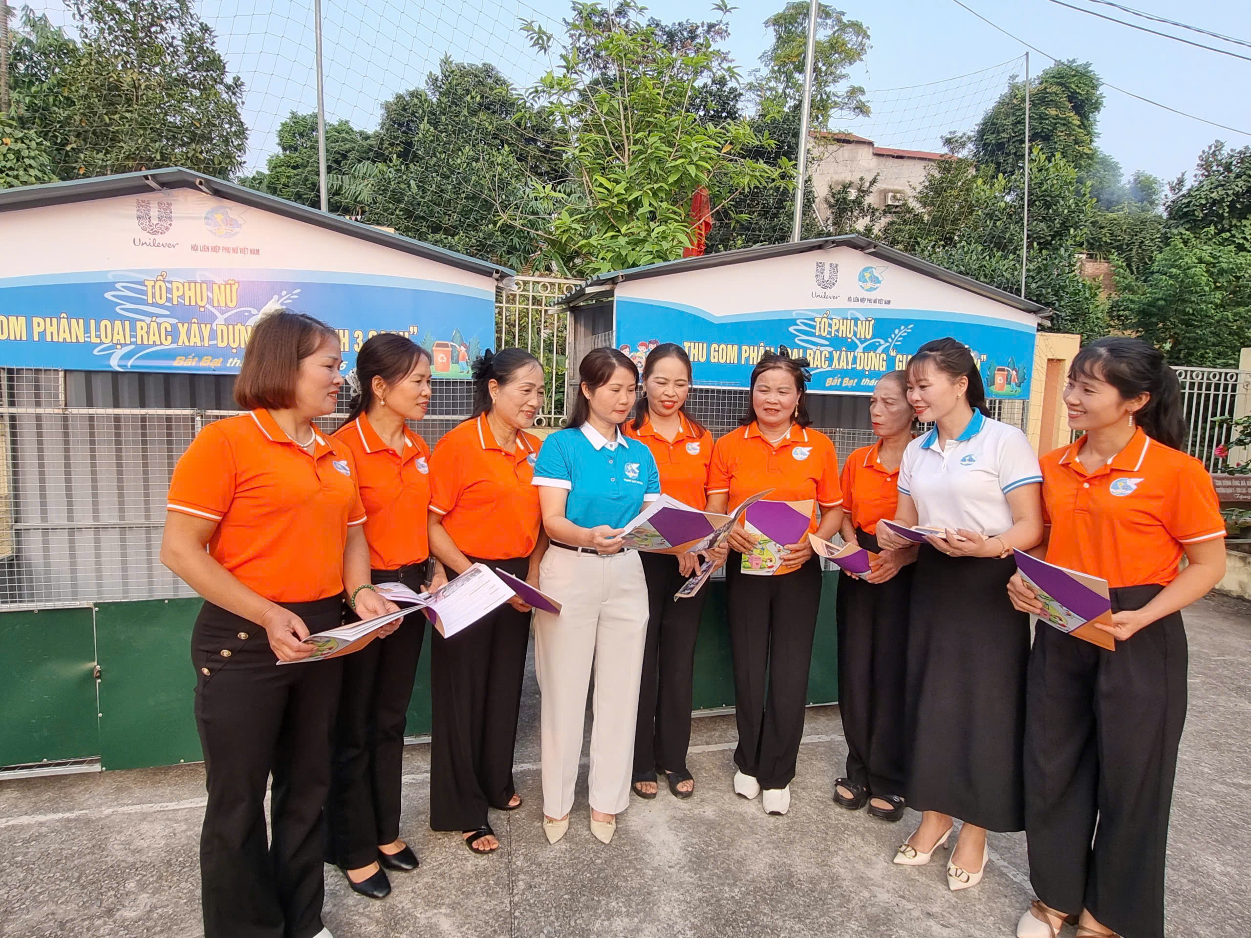 Hội LHPN xã Bất Bạt ra mắt mô hình “Thu gom, phân loại rác xây dựng gia đình 3 sạch” - ảnh 3