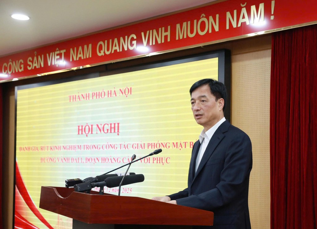 Bí thư Thành ủy Nguyễn Duy Ngọc trao Bằng khen cho tập thể, cá nhân có thành tích trong giải phóng mặt bằng đường Vành đai 1 - ảnh 2