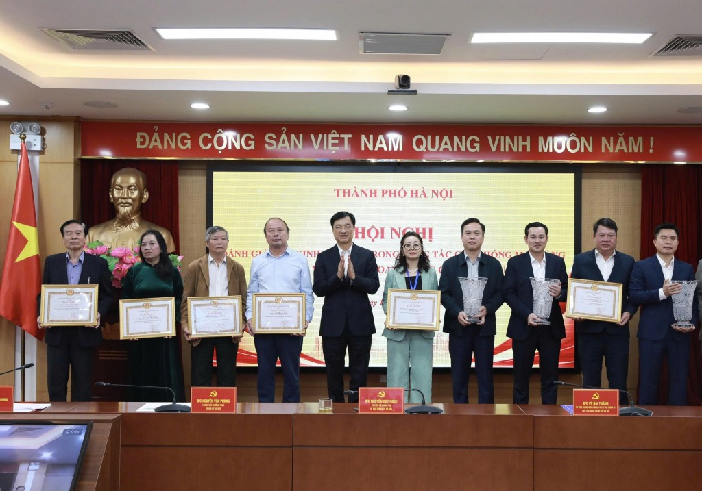 Bí thư Thành ủy Nguyễn Duy Ngọc trao Bằng khen cho tập thể, cá nhân có thành tích trong giải phóng mặt bằng đường Vành đai 1 - ảnh 1