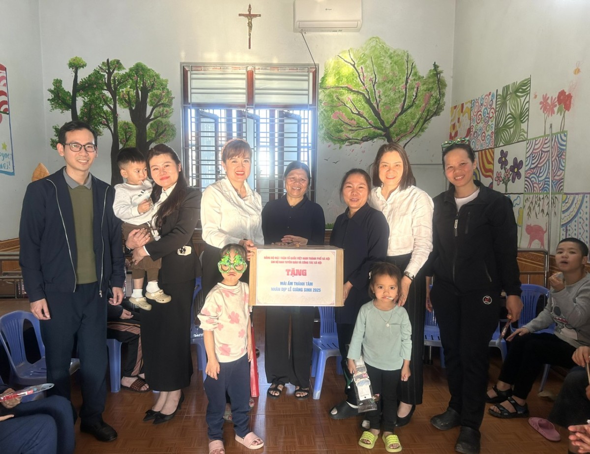 Nhân mùa Giáng sinh 2025, Ủy ban MTTQ thành phố Hà Nội trao gửi yêu thương tới Mái ấm Thánh Tâm - ảnh 1