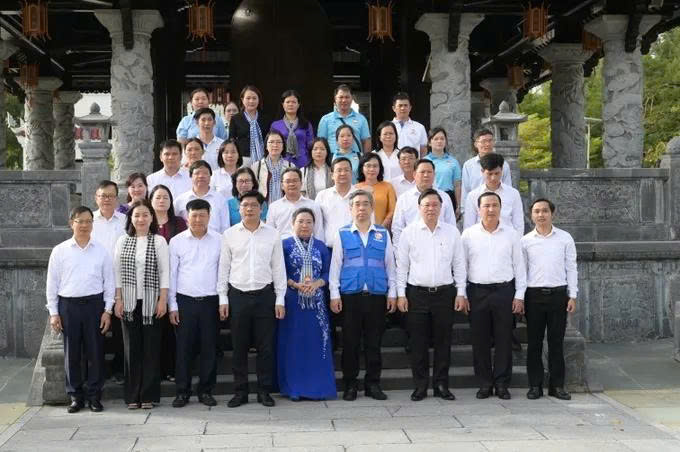 Đoàn đại biểu Cụm thi đua Ủy ban MTTQ Việt Nam các thành phố trực thuộc Trung ương dâng hoa, dâng hương tại đặc khu Côn Đảo - ảnh 3