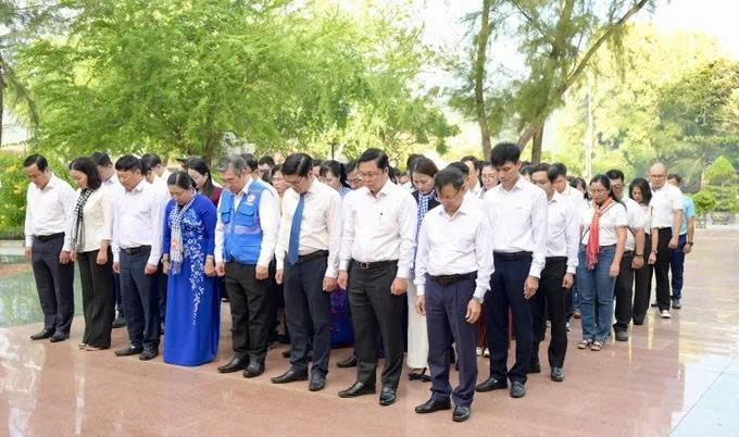 Đoàn đại biểu Cụm thi đua Ủy ban MTTQ Việt Nam các thành phố trực thuộc Trung ương dâng hoa, dâng hương tại đặc khu Côn Đảo - ảnh 1