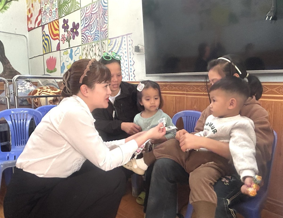 Nhân mùa Giáng sinh 2025, Ủy ban MTTQ thành phố Hà Nội trao gửi yêu thương tới Mái ấm Thánh Tâm - ảnh 2