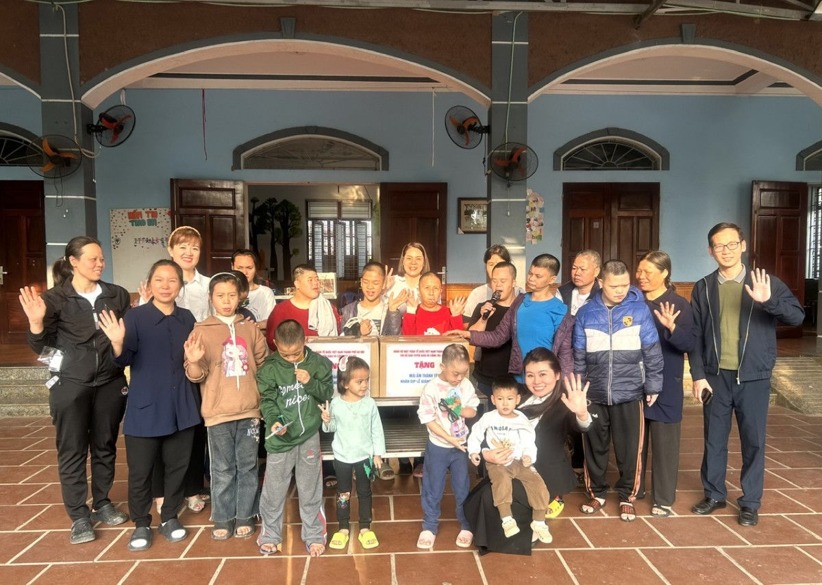 Nhân mùa Giáng sinh 2025, Ủy ban MTTQ thành phố Hà Nội trao gửi yêu thương tới Mái ấm Thánh Tâm - ảnh 5