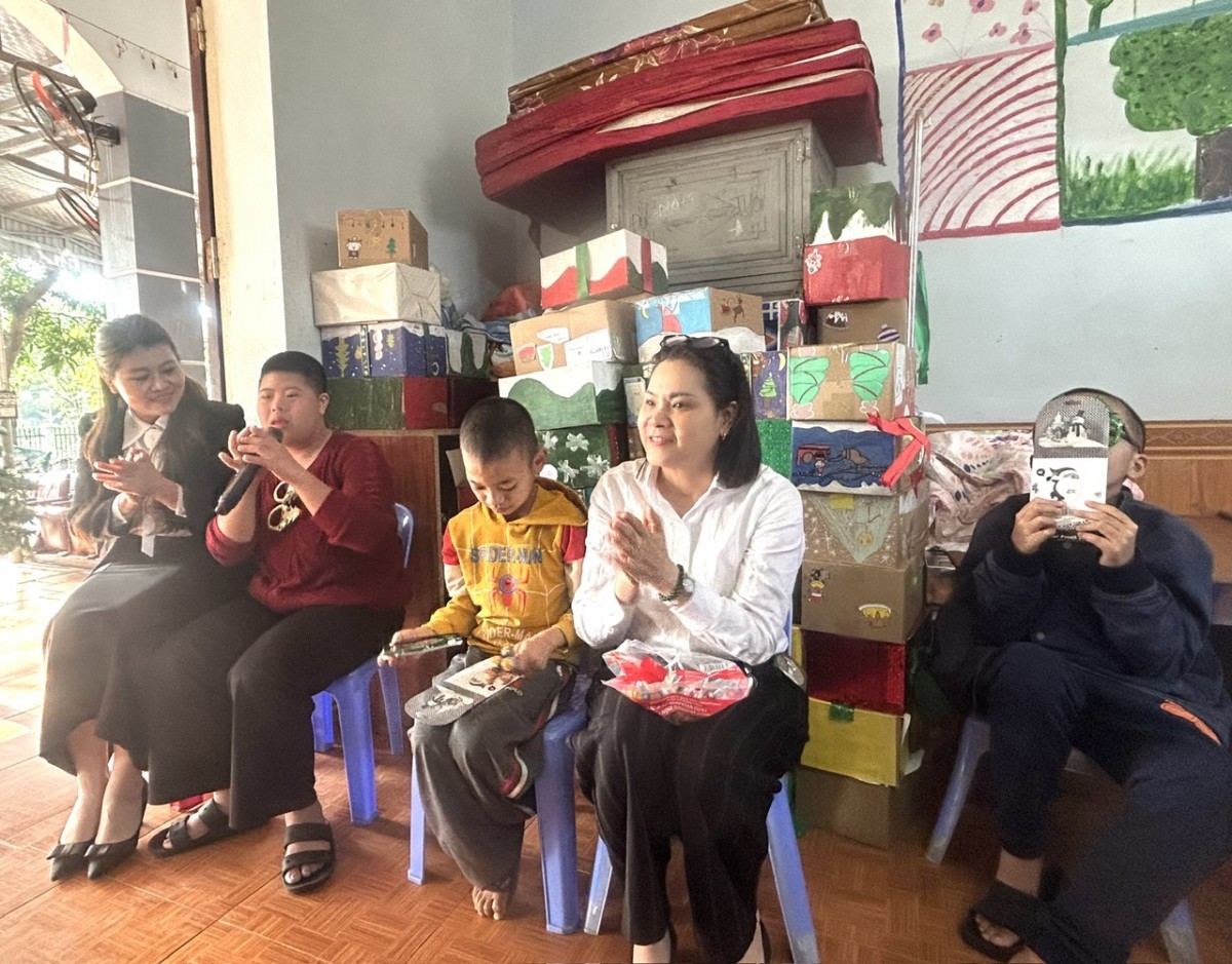 Nhân mùa Giáng sinh 2025, Ủy ban MTTQ thành phố Hà Nội trao gửi yêu thương tới Mái ấm Thánh Tâm - ảnh 4