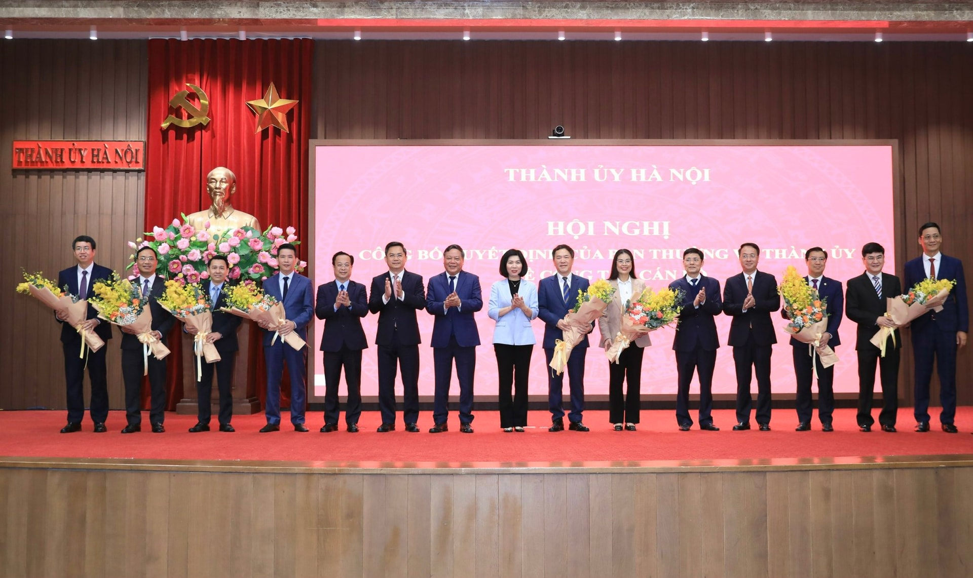 Công bố 9 quyết định của Ban Thường vụ Thành ủy Hà Nội về công tác cán bộ - ảnh 1