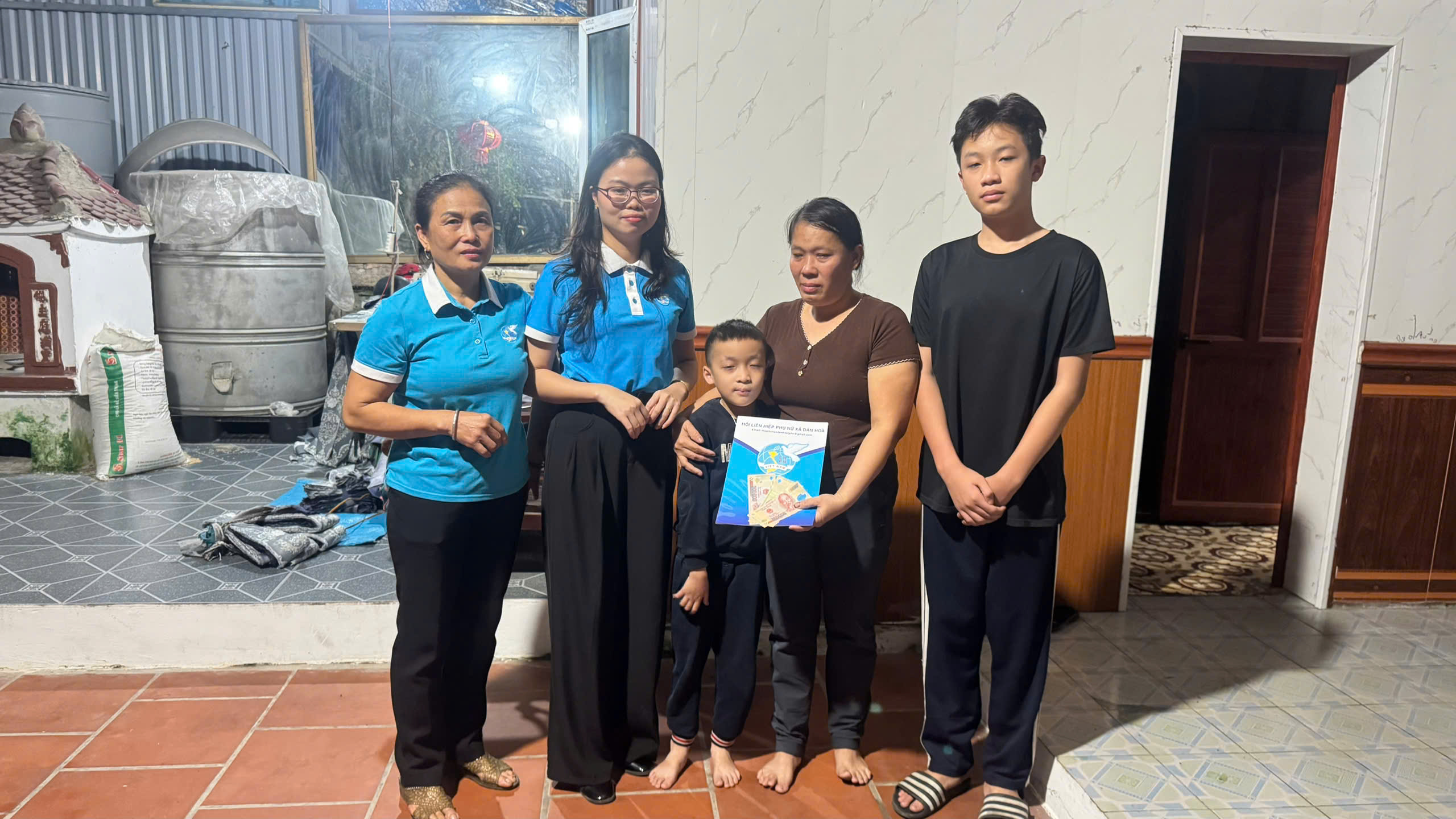 Hội LHPN xã Dân Hoà trao tặng quà cho hội viên phụ nữ và trẻ em mồ côi có hoàn cảnh khó khăn - ảnh 1