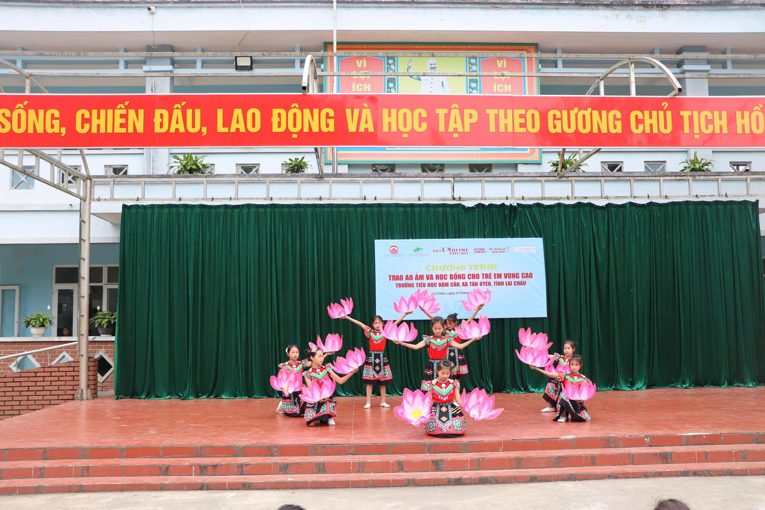  Mang yêu thương sưởi ấm mùa đông cho học sinh vùng cao - ảnh 1