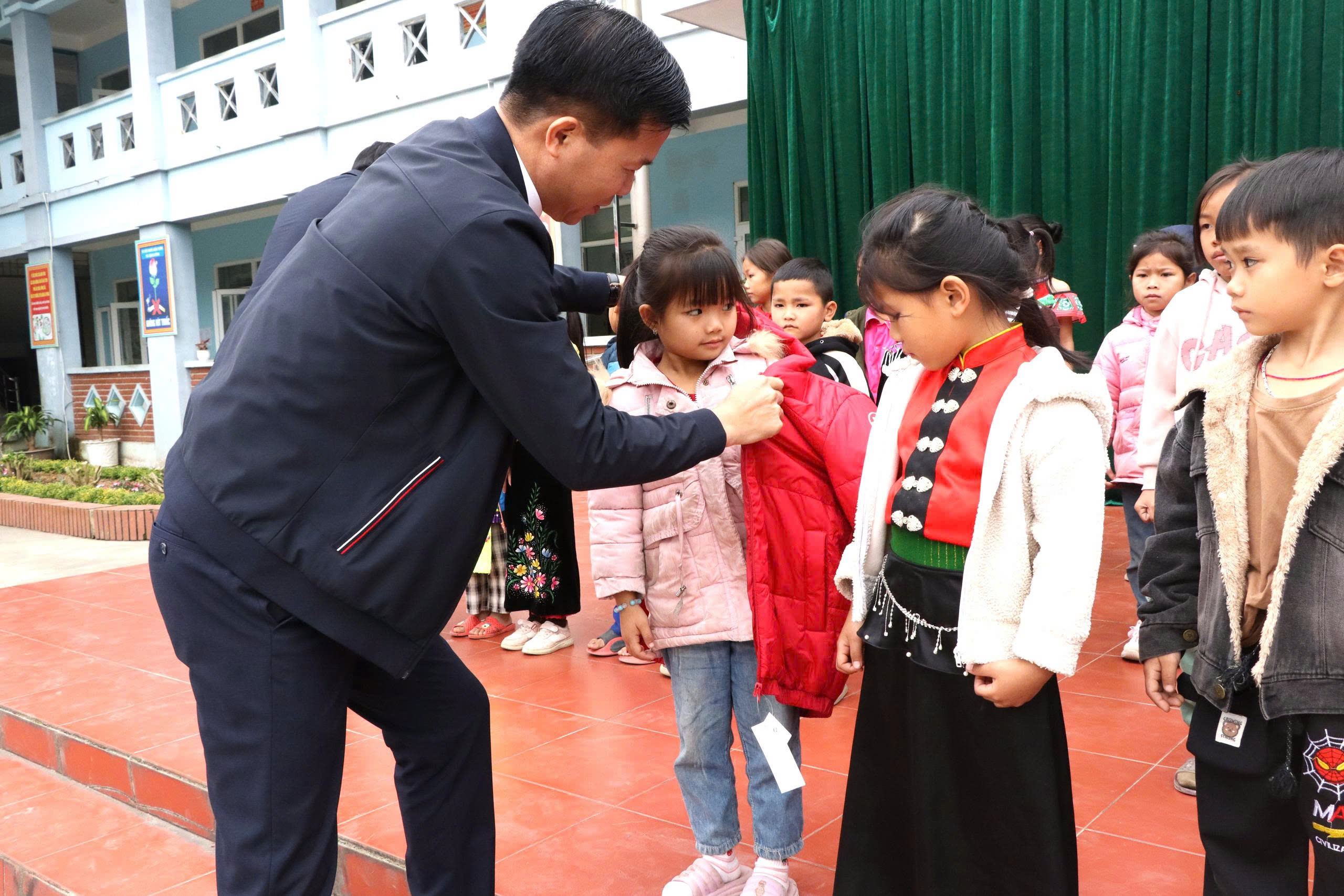  Mang yêu thương sưởi ấm mùa đông cho học sinh vùng cao - ảnh 6