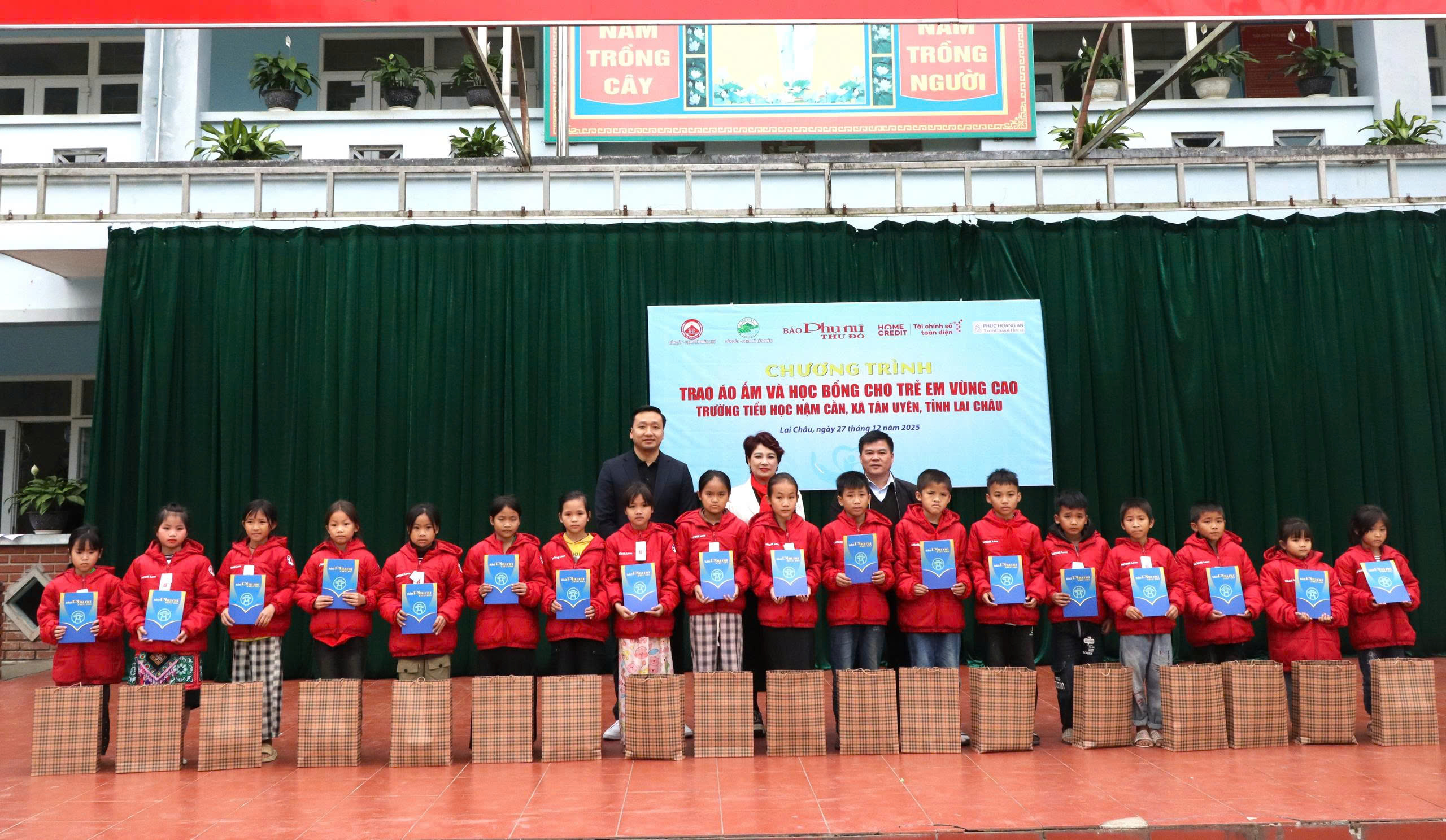  Mang yêu thương sưởi ấm mùa đông cho học sinh vùng cao - ảnh 8