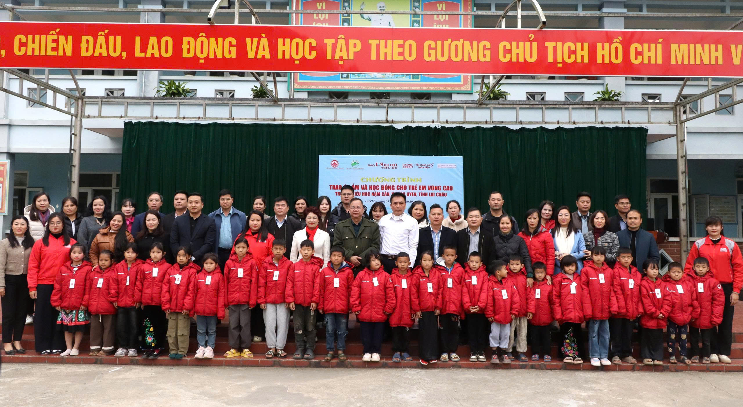  Mang yêu thương sưởi ấm mùa đông cho học sinh vùng cao - ảnh 12