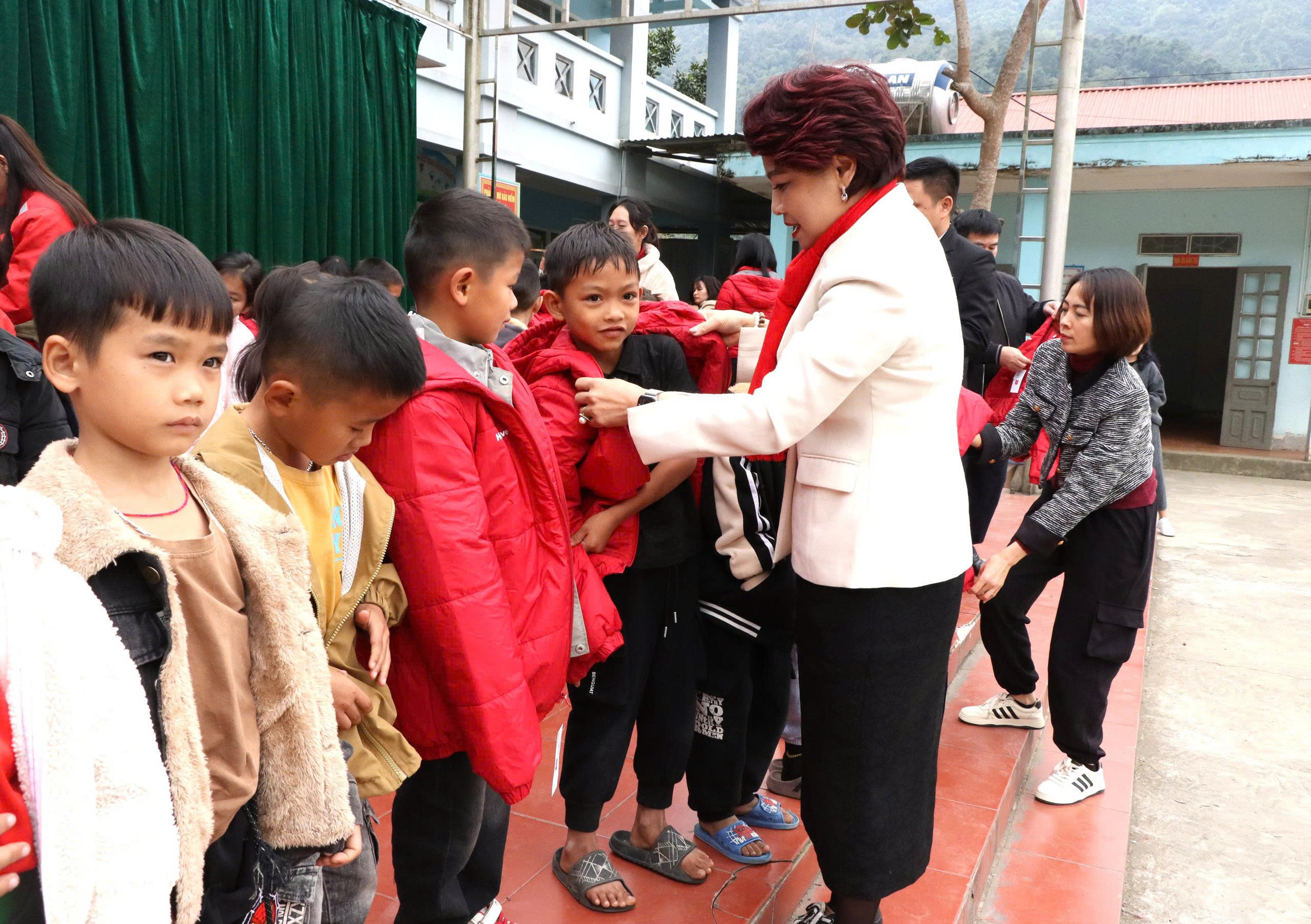  Mang yêu thương sưởi ấm mùa đông cho học sinh vùng cao - ảnh 9