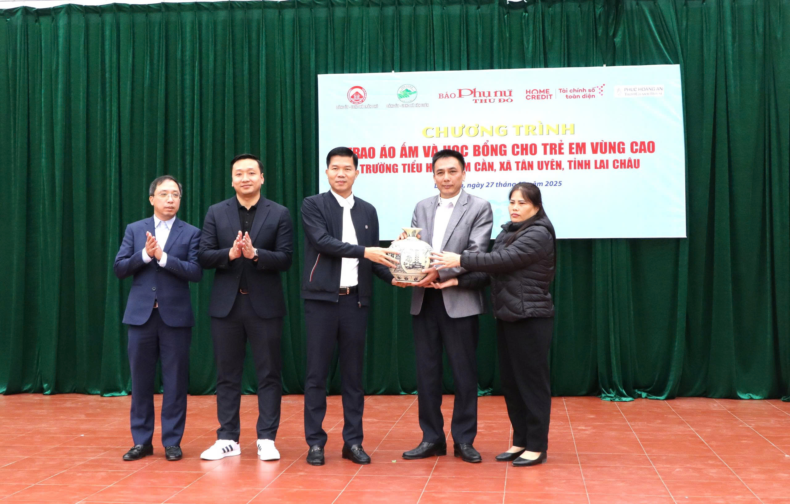  Mang yêu thương sưởi ấm mùa đông cho học sinh vùng cao - ảnh 15