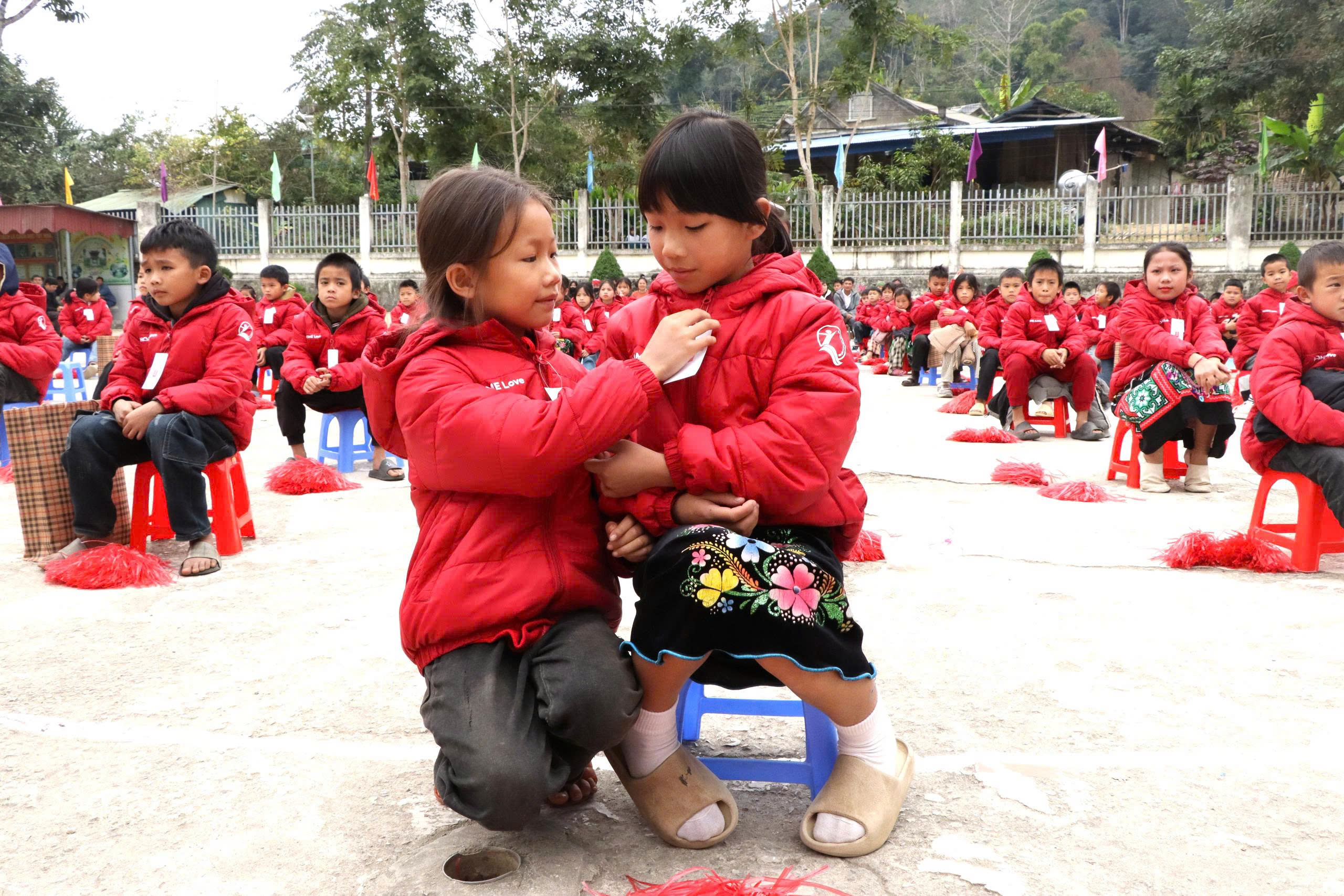  Mang yêu thương sưởi ấm mùa đông cho học sinh vùng cao - ảnh 13