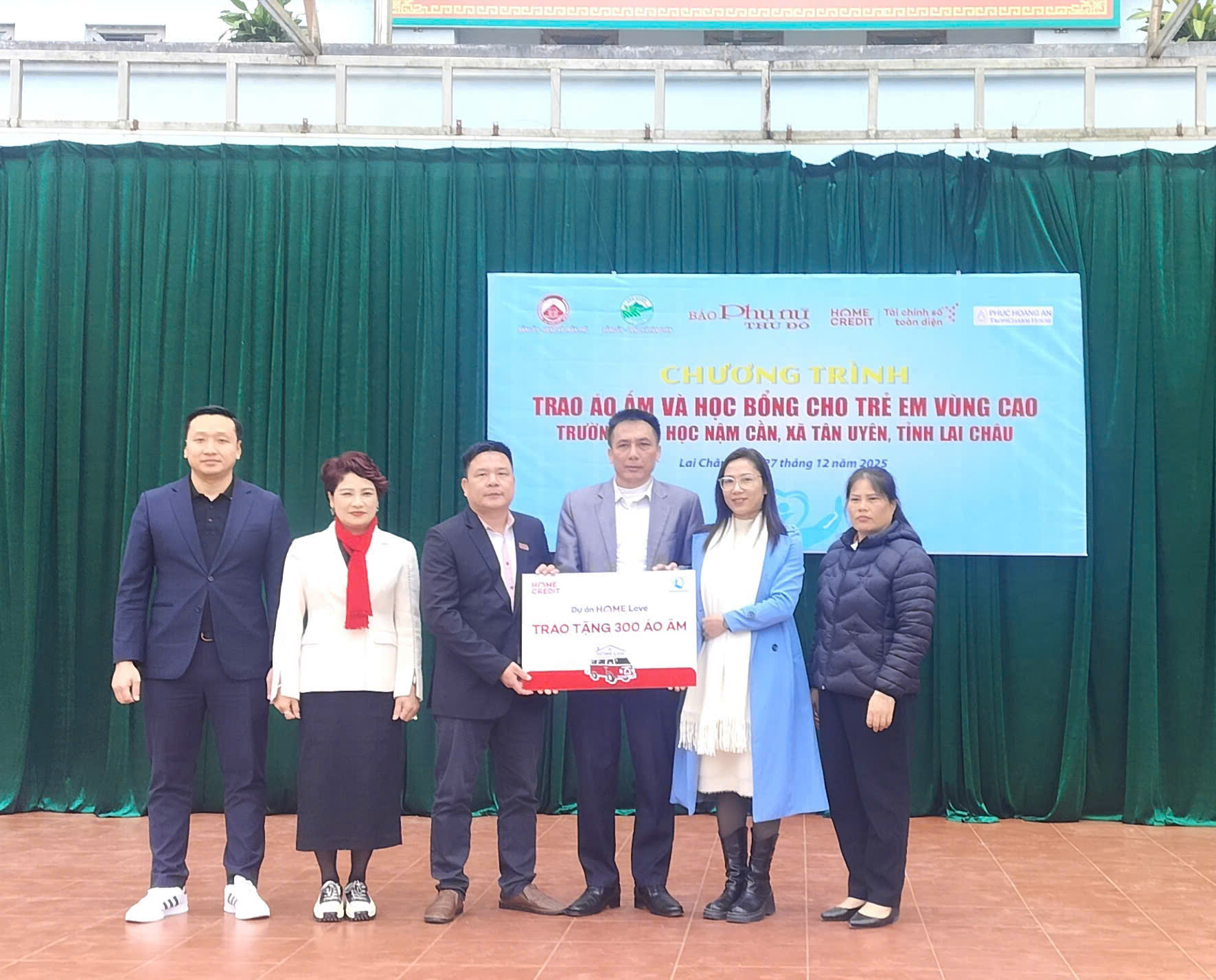  Mang yêu thương sưởi ấm mùa đông cho học sinh vùng cao - ảnh 10