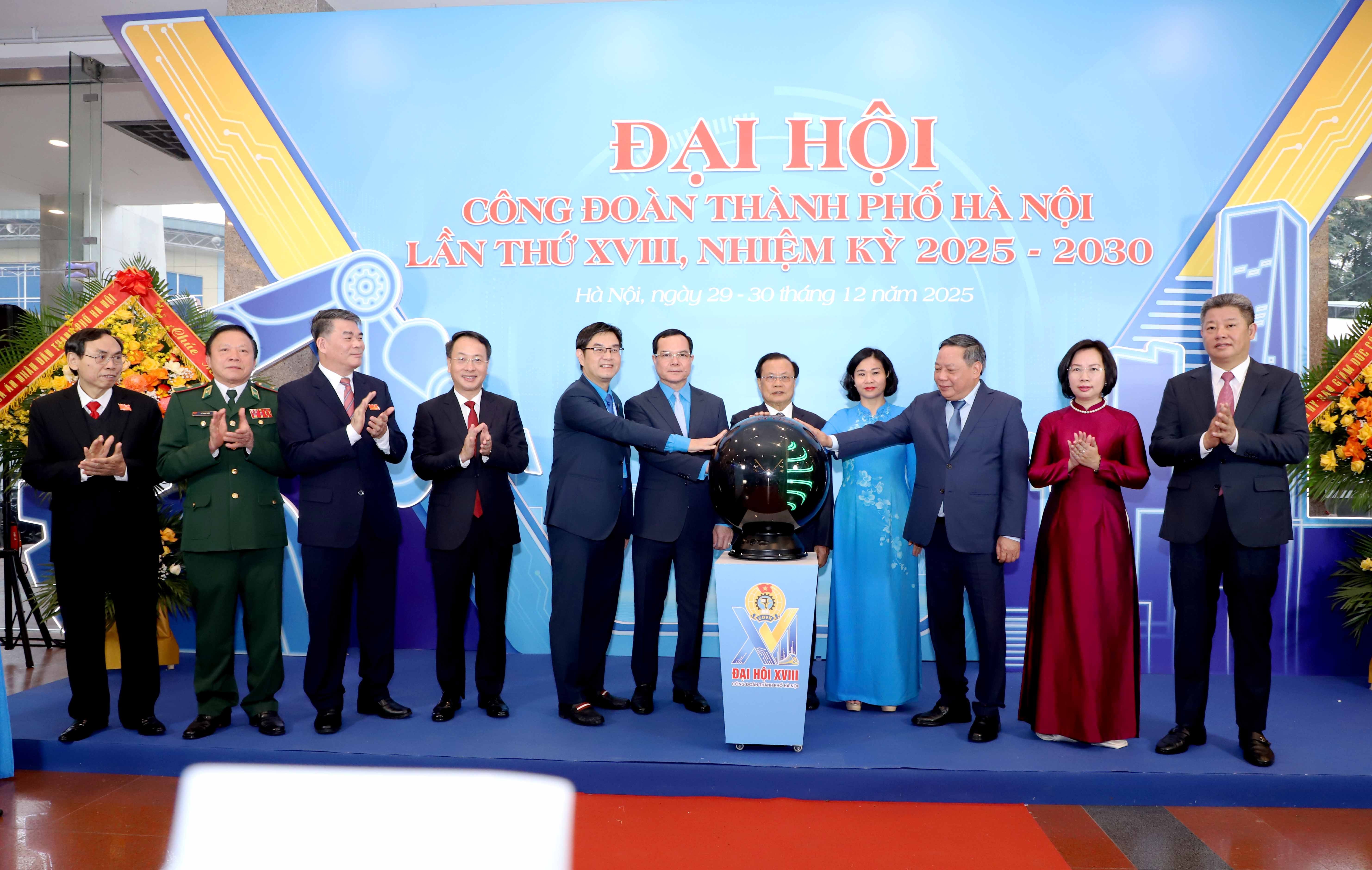 Khai mạc trọng thể Đại hội Công đoàn thành phố Hà Nội lần thứ XVIII, nhiệm kỳ 2025 - 2030 - ảnh 1