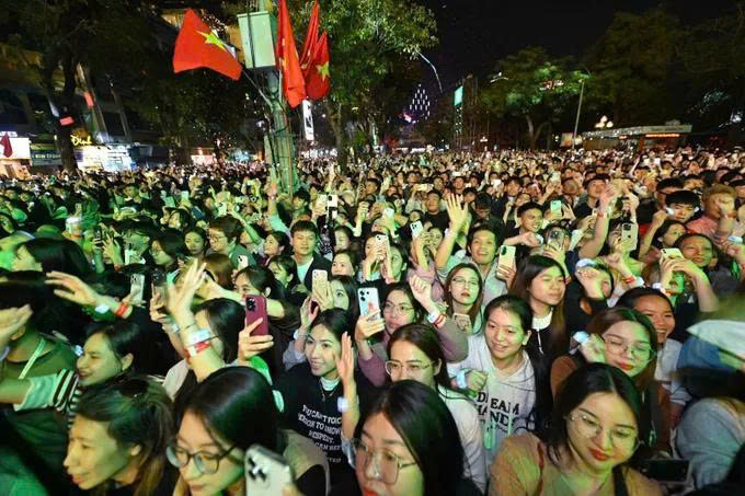 ​  Hà Nội: Mãn nhãn màn pháo hoa chào đón năm mới 2026 - ảnh 3