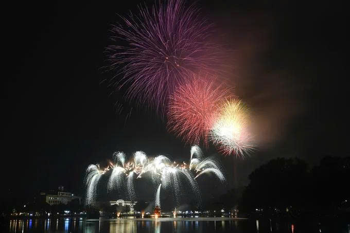 ​  Hà Nội: Mãn nhãn màn pháo hoa chào đón năm mới 2026 - ảnh 2